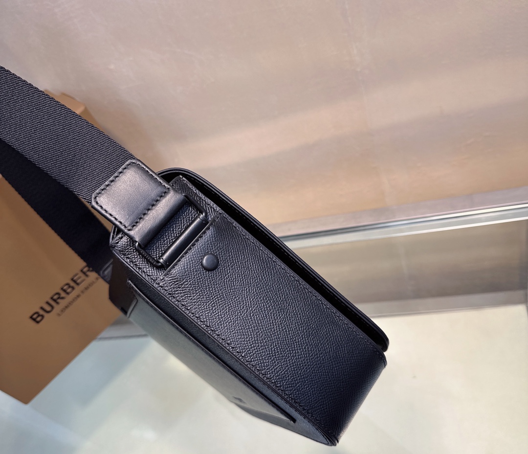 [TOP] BURBERRY Messenger Bag 25.5×6.5x21.5cm - Black