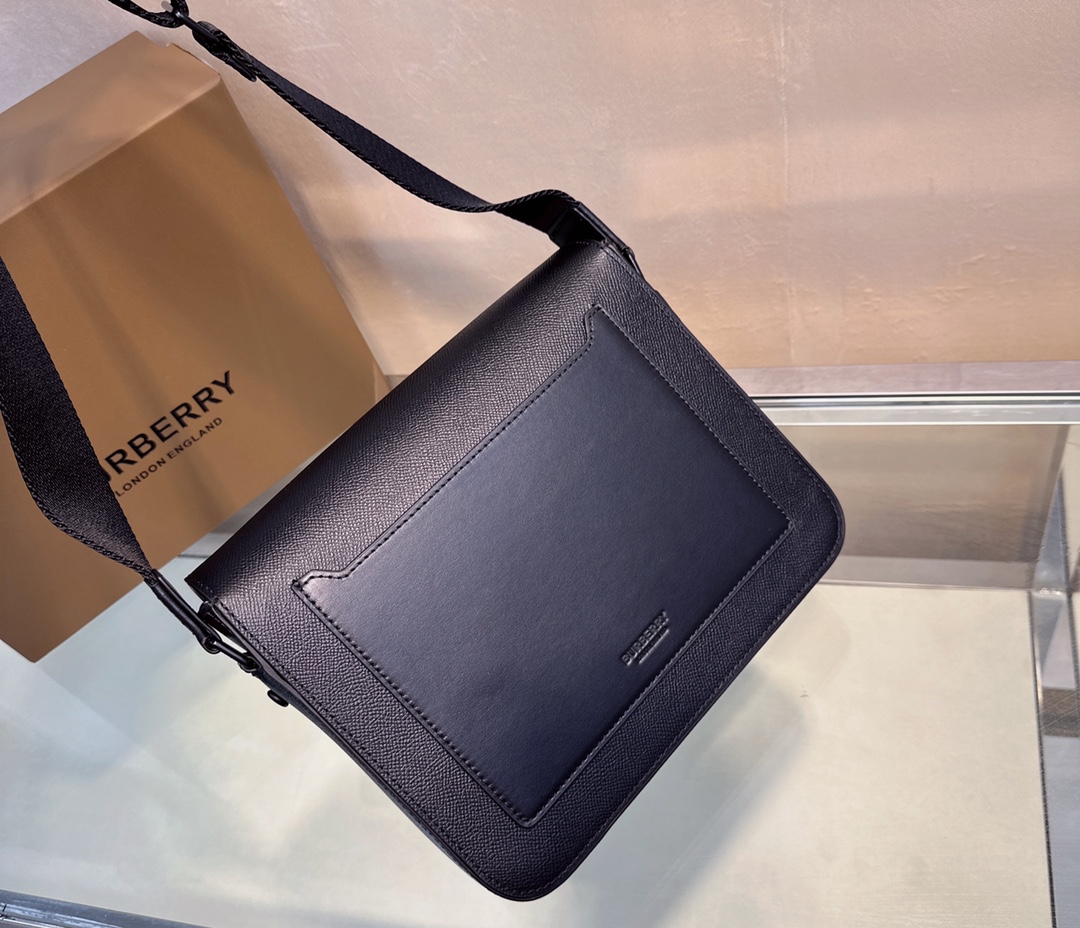 [TOP] BURBERRY Messenger Bag 25.5×6.5x21.5cm - Black