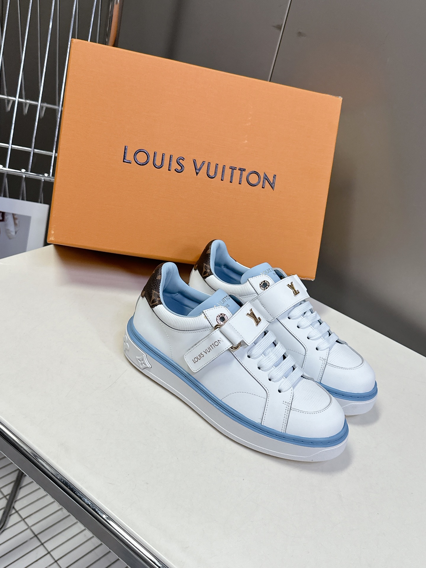 [TOP] Louis Vuitton LV  Sneakers -White