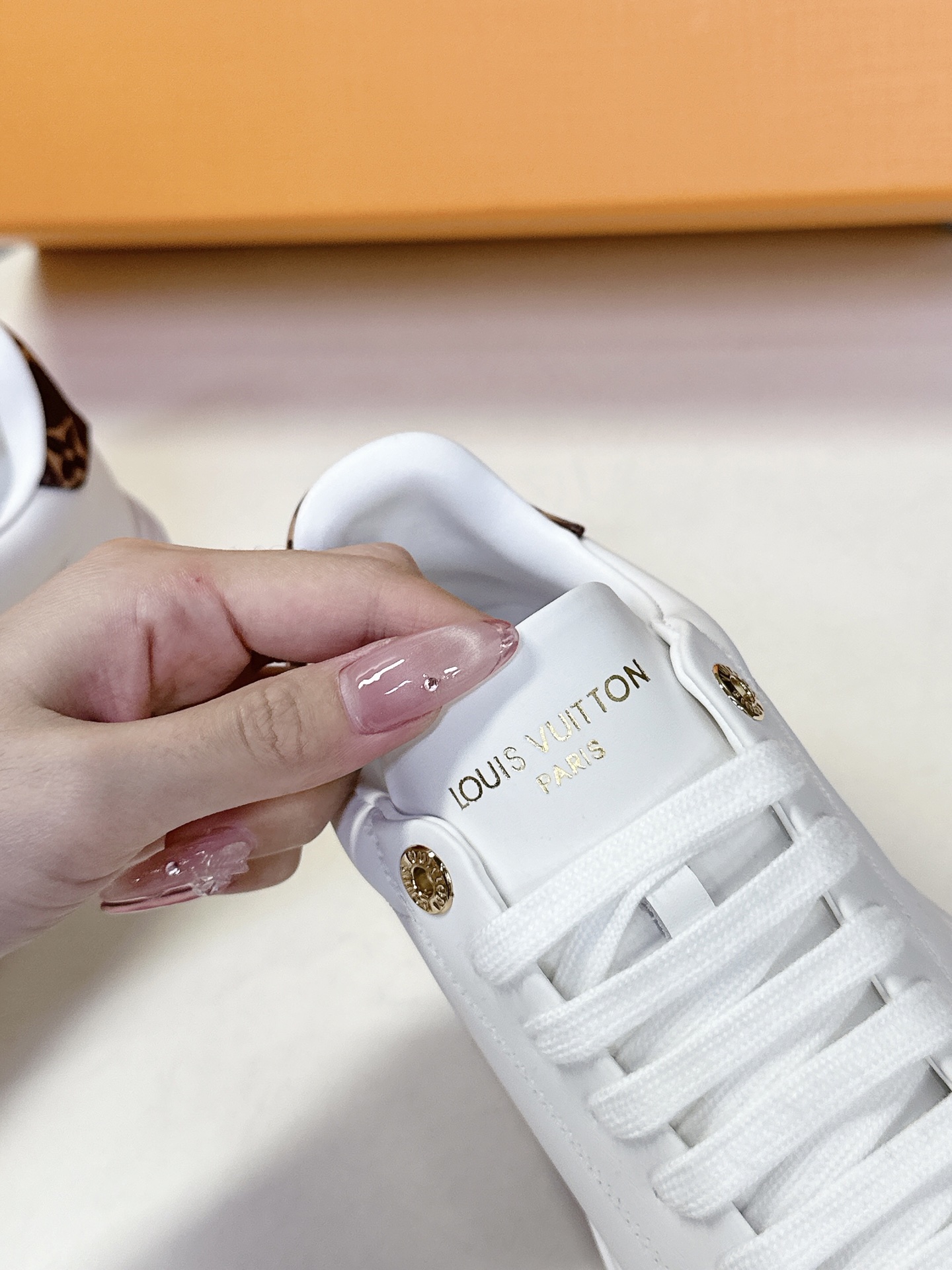 [TOP] Louis Vuitton LV Sneakers Cow Leather - White