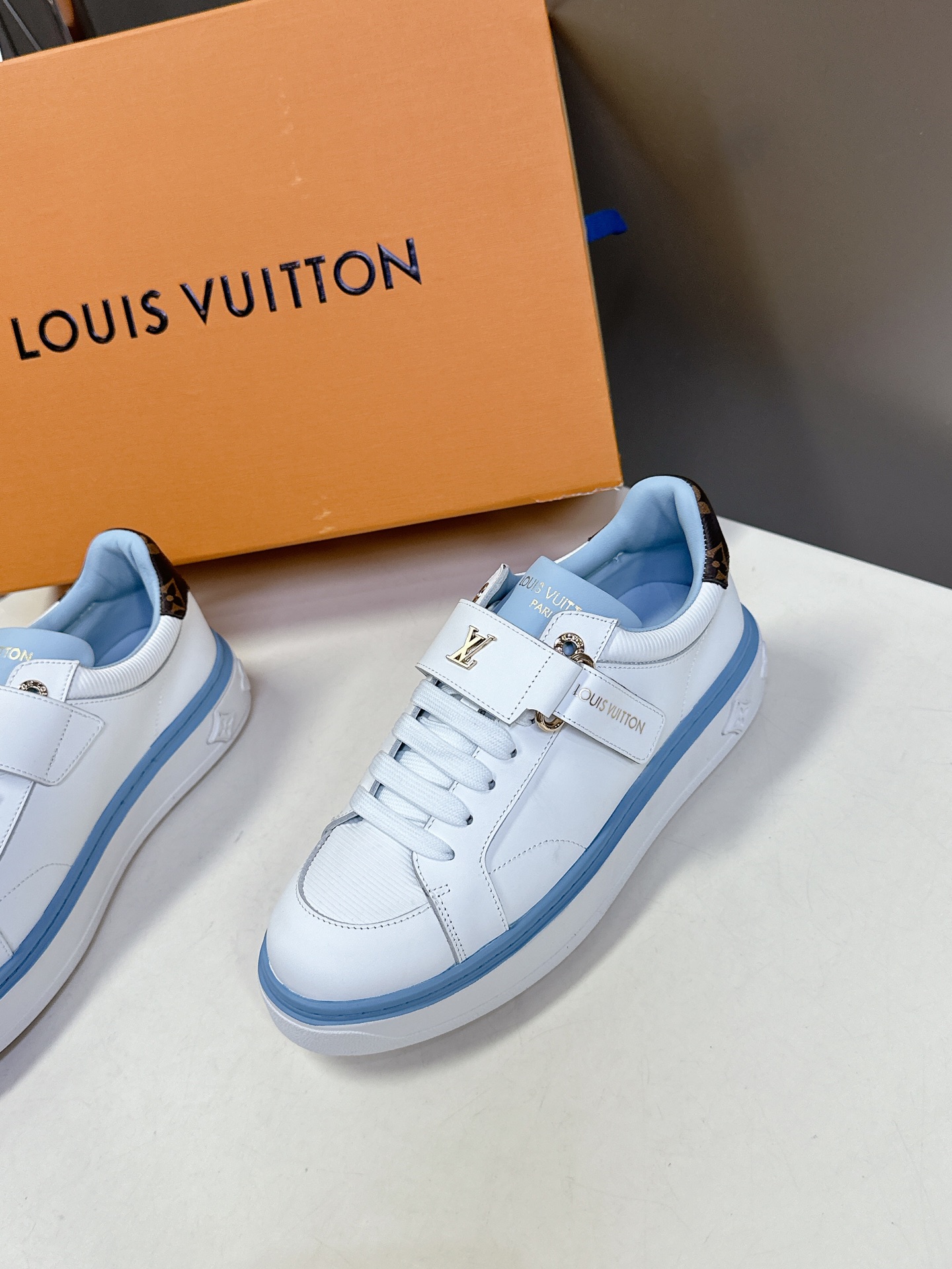 [TOP] Louis Vuitton LV  Sneakers -White