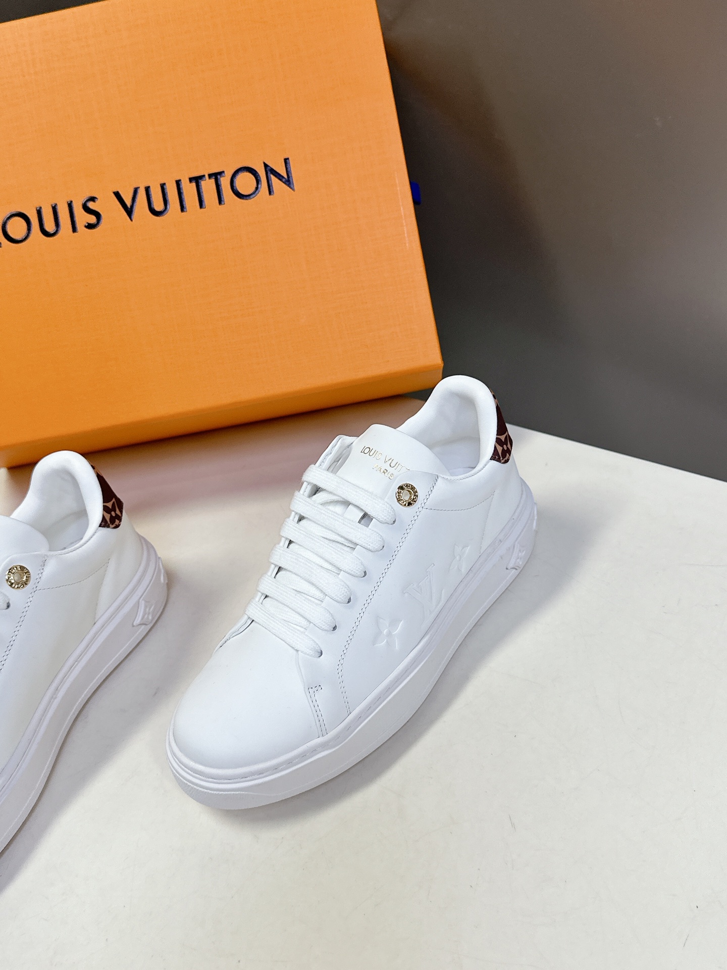 [TOP] Louis Vuitton LV Sneakers Cow Leather - White