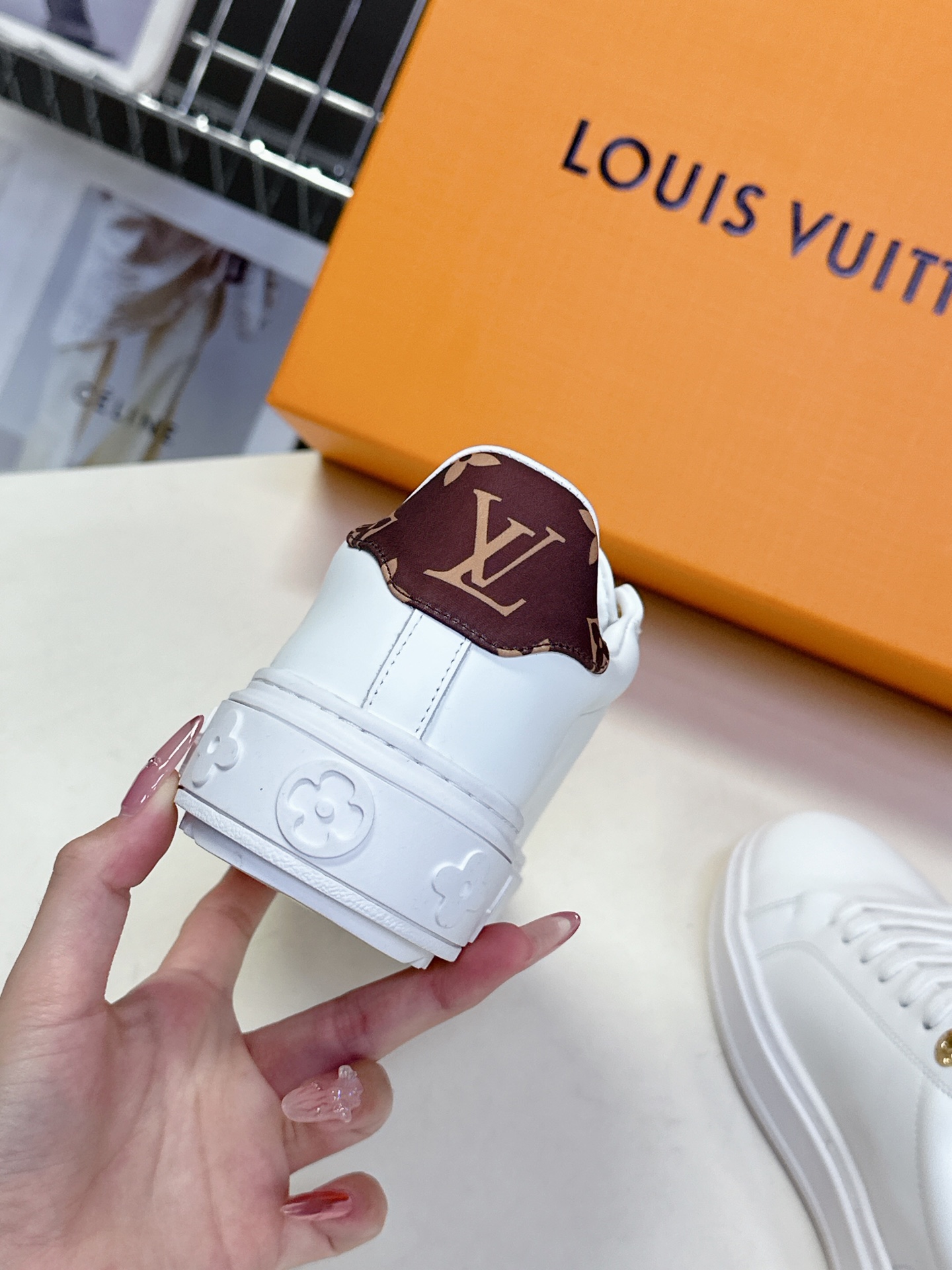 [TOP] Louis Vuitton LV Sneakers Cow Leather - White