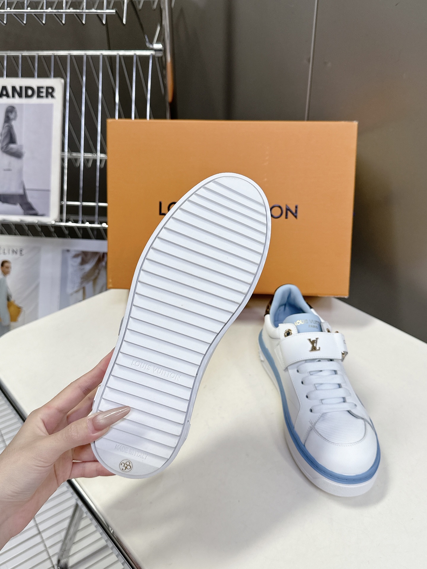 [TOP] Louis Vuitton LV  Sneakers -White