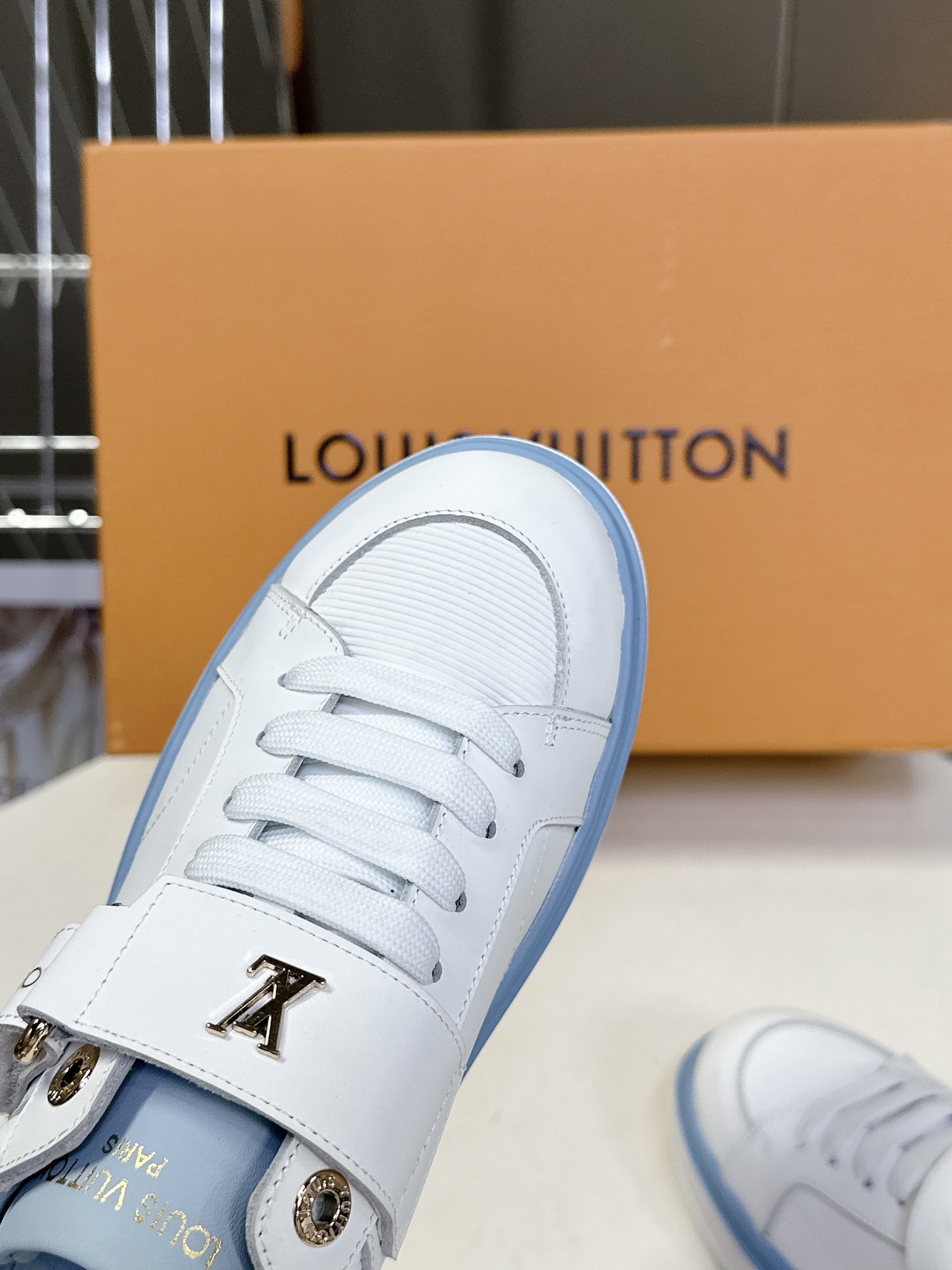 [TOP] Louis Vuitton LV  Sneakers -White