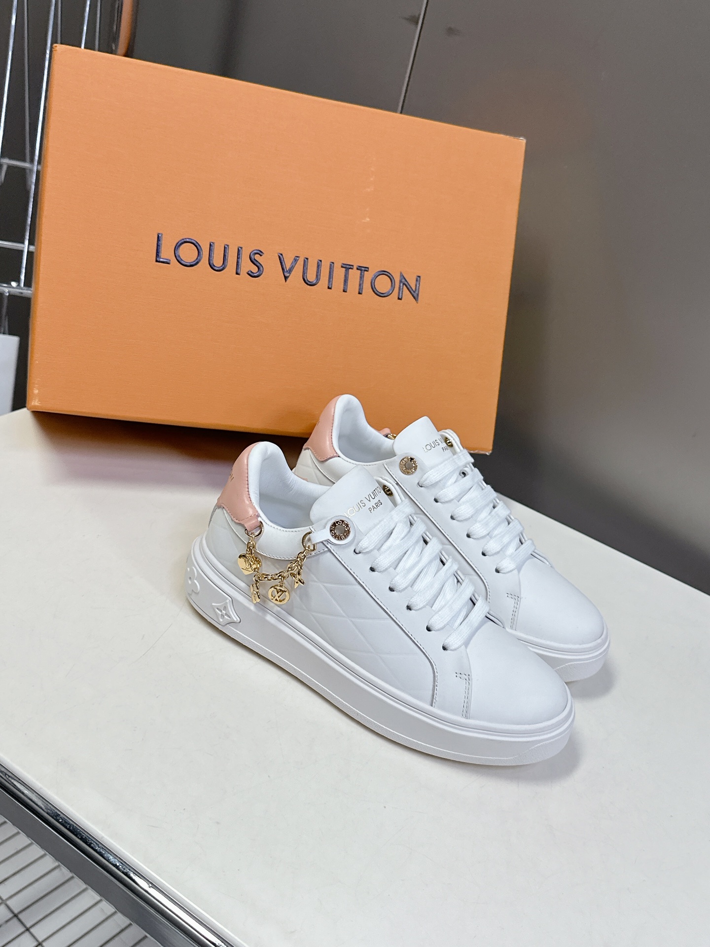 [TOP] Louis Vuitton LV  Sneakers -White