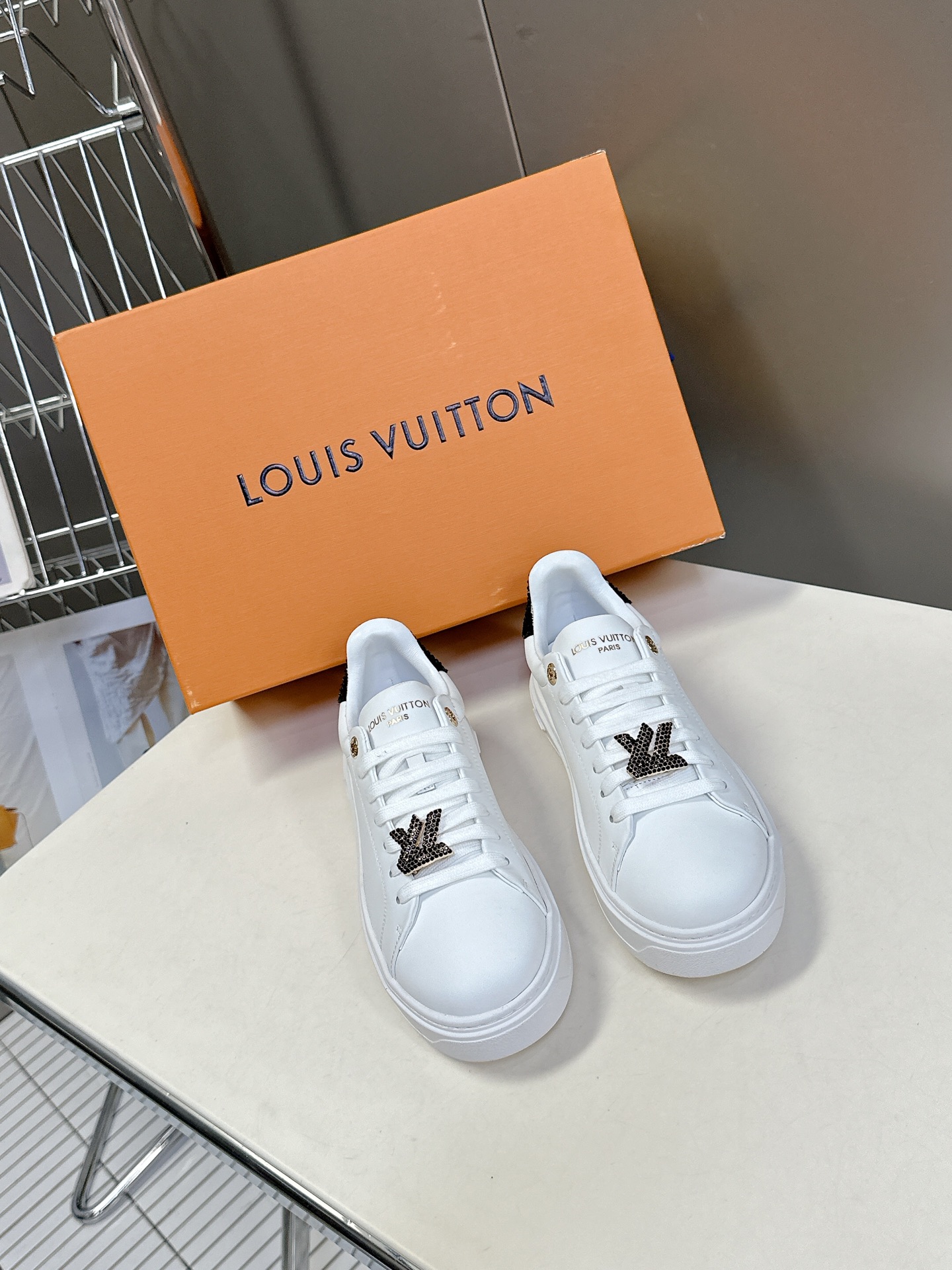 [TOP] Louis Vuitton LV Sneakers Cow Leather - White