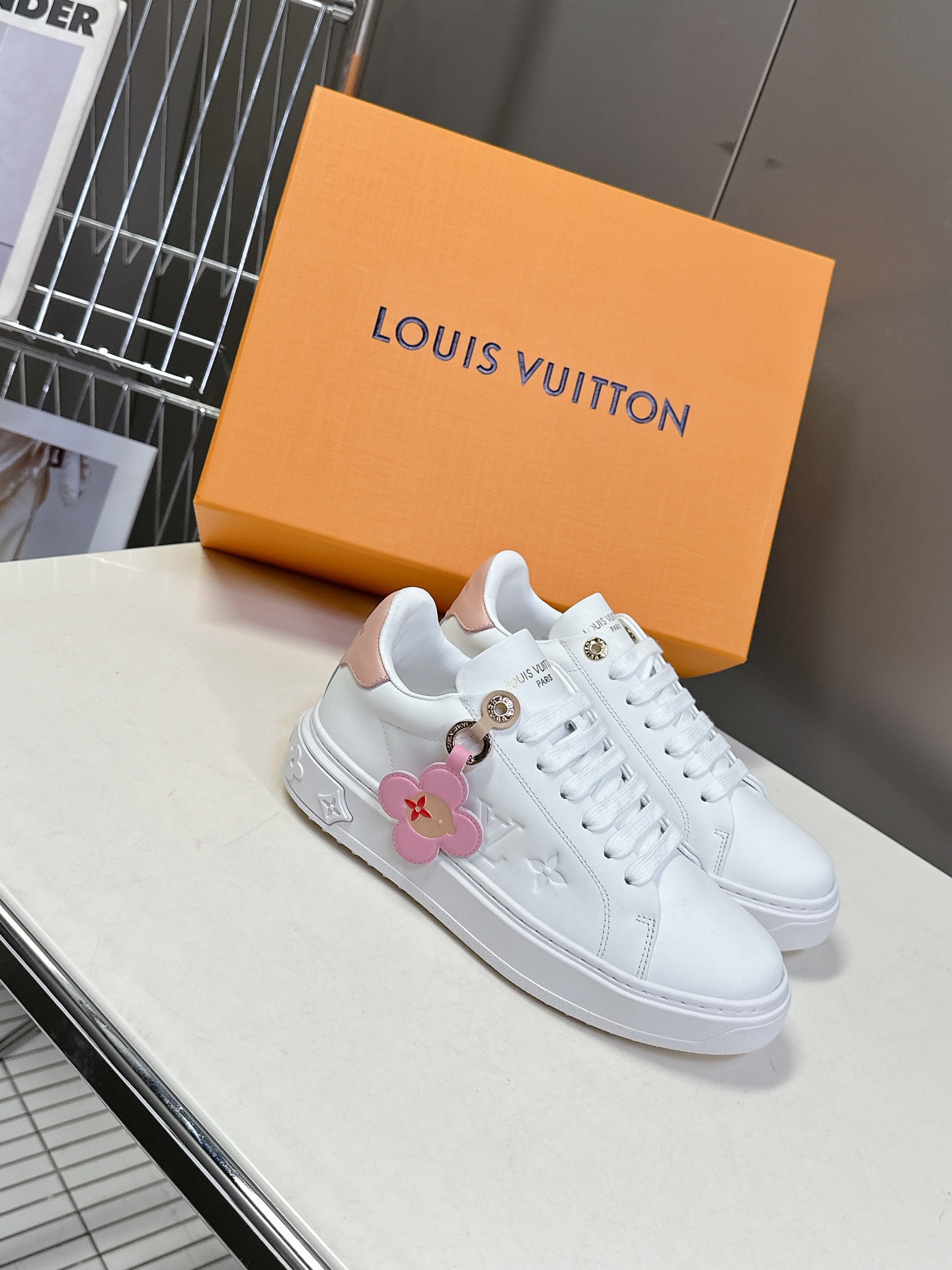 [TOP] Louis Vuitton LV Sneakers Cow Leather - White