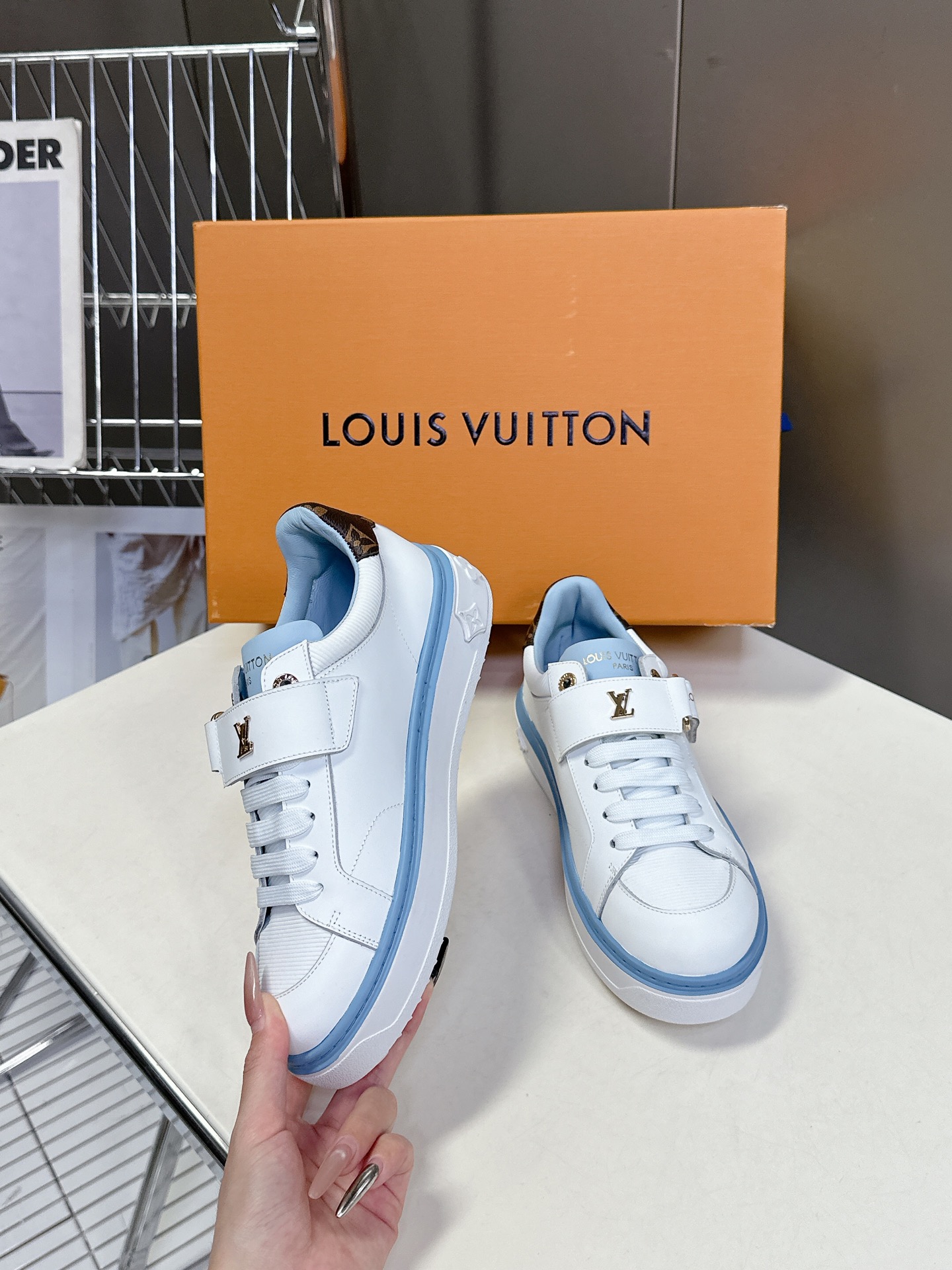 [TOP] Louis Vuitton LV  Sneakers -White