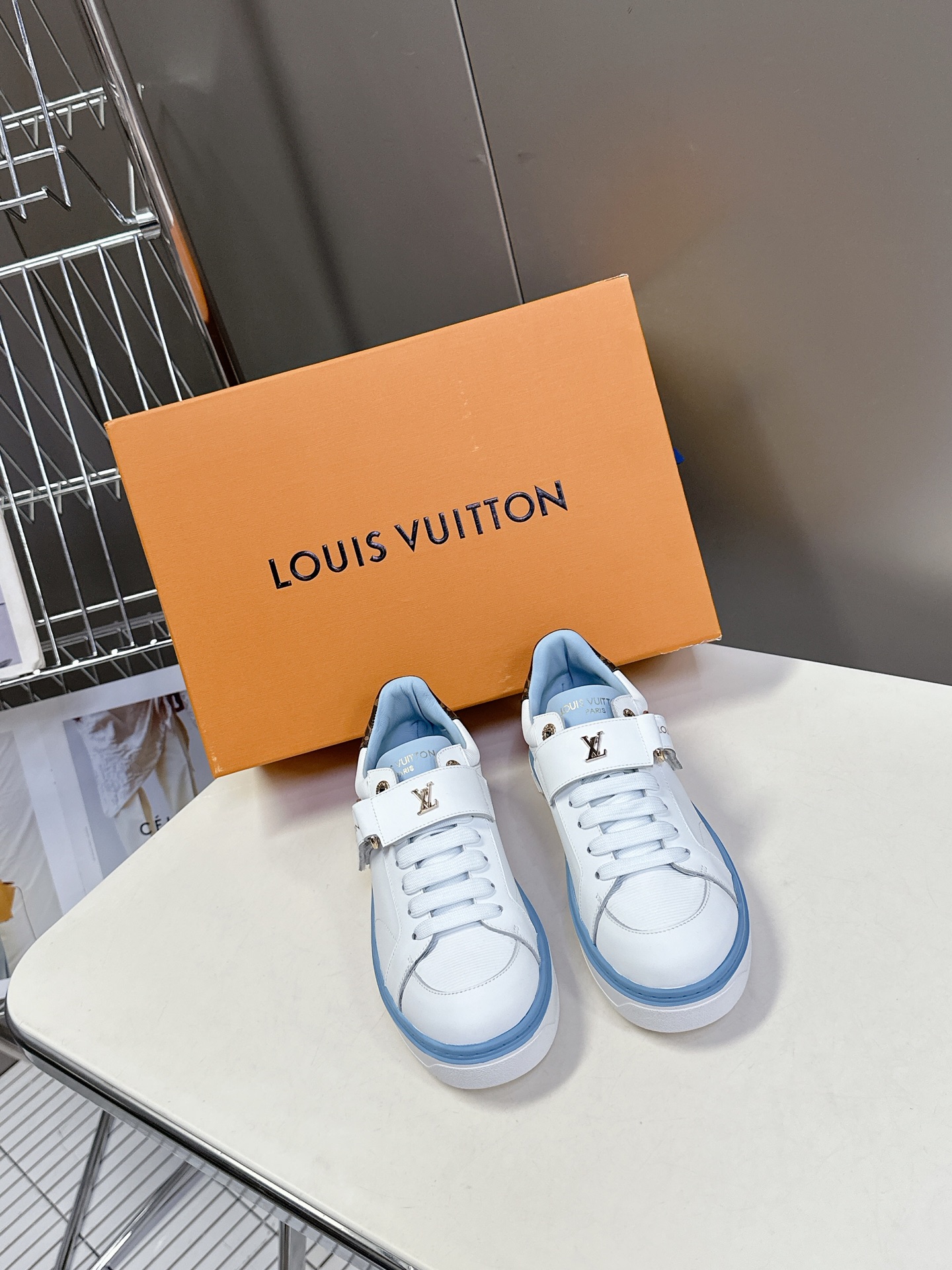 [TOP] Louis Vuitton LV  Sneakers -White
