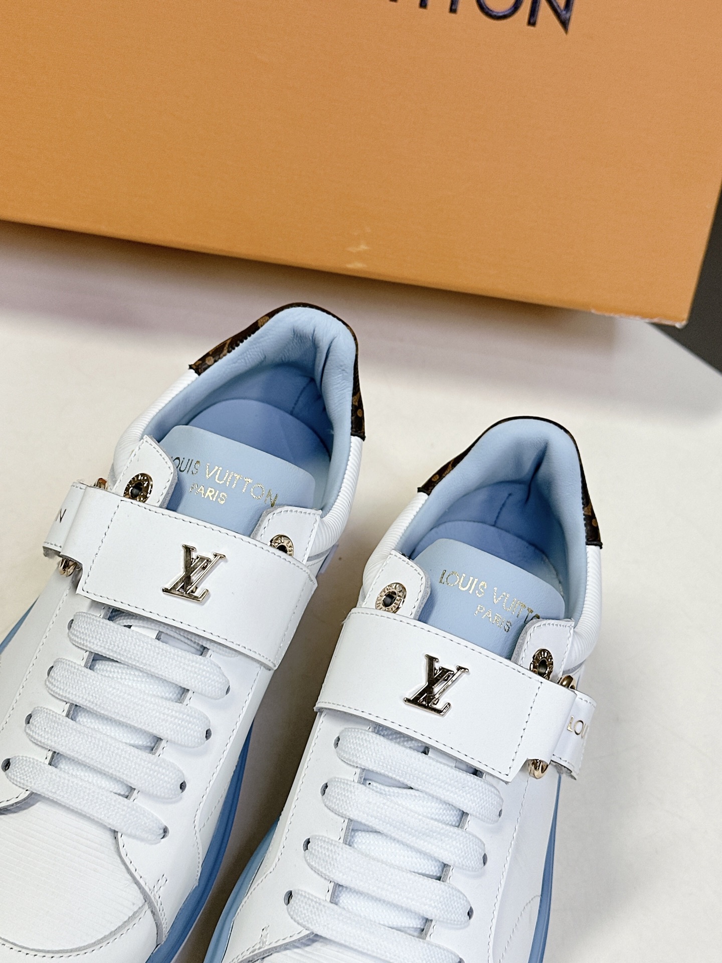 [TOP] Louis Vuitton LV  Sneakers -White