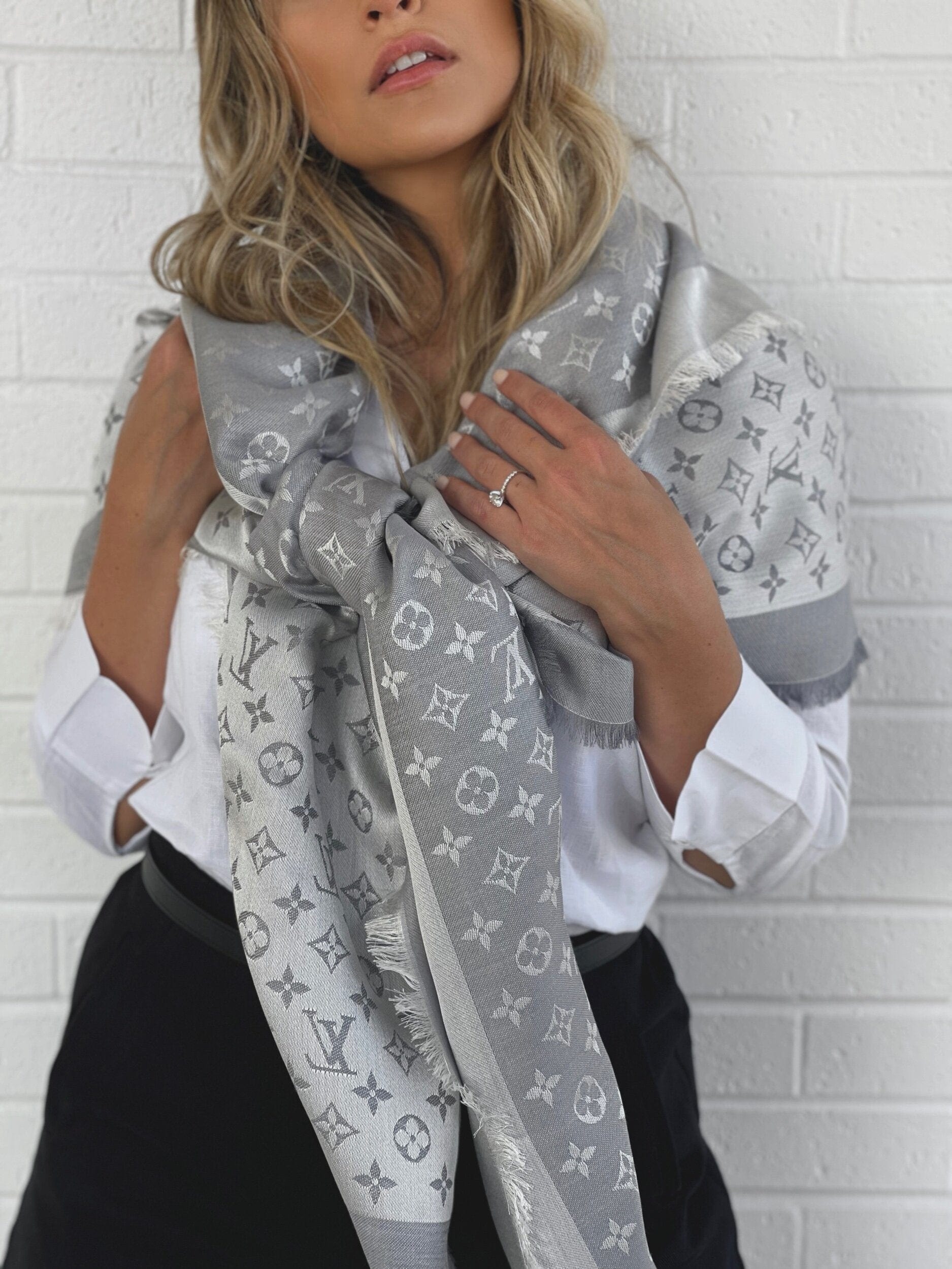 [TOP] Louis Vuitton LV  Scarf  - Grey