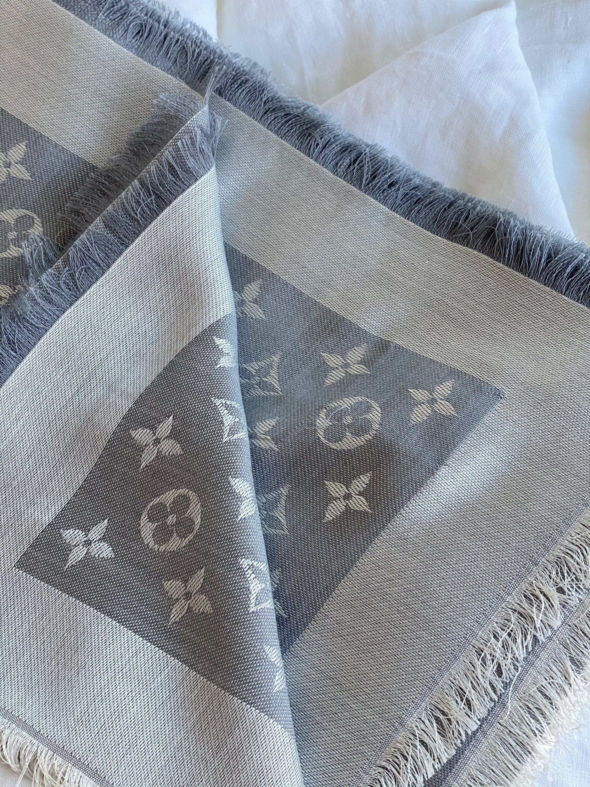 [TOP] Louis Vuitton LV  Scarf  - Grey