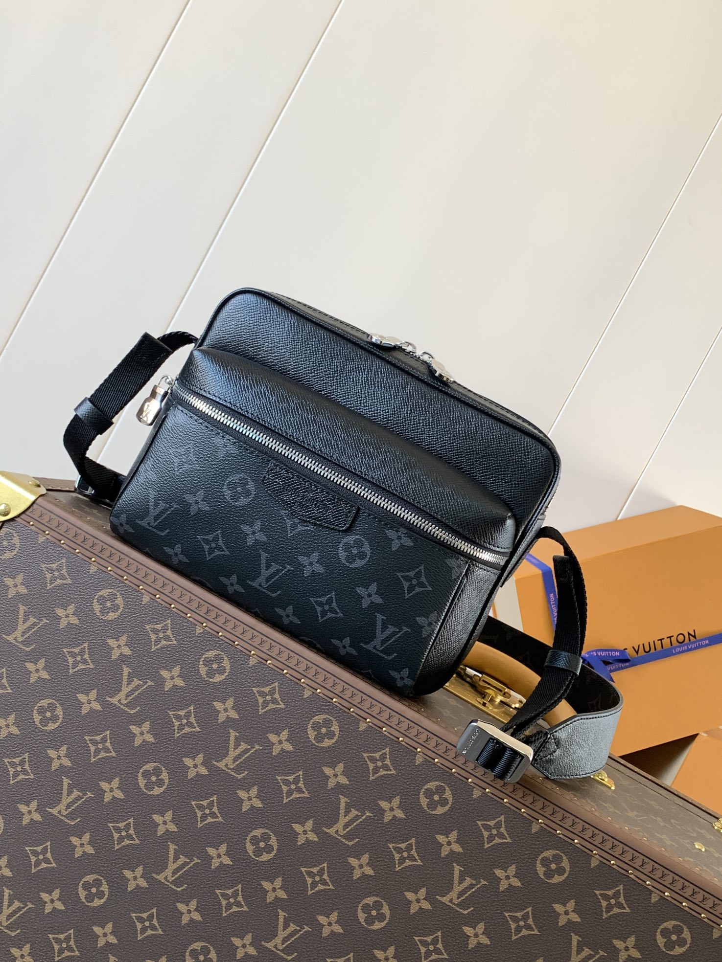 [TOP] Louis Vuitton LV Men's Outdoor Messenger Bag Taïga Leather & Monogram Canvas 29.5x20.0x10.5cm - Black