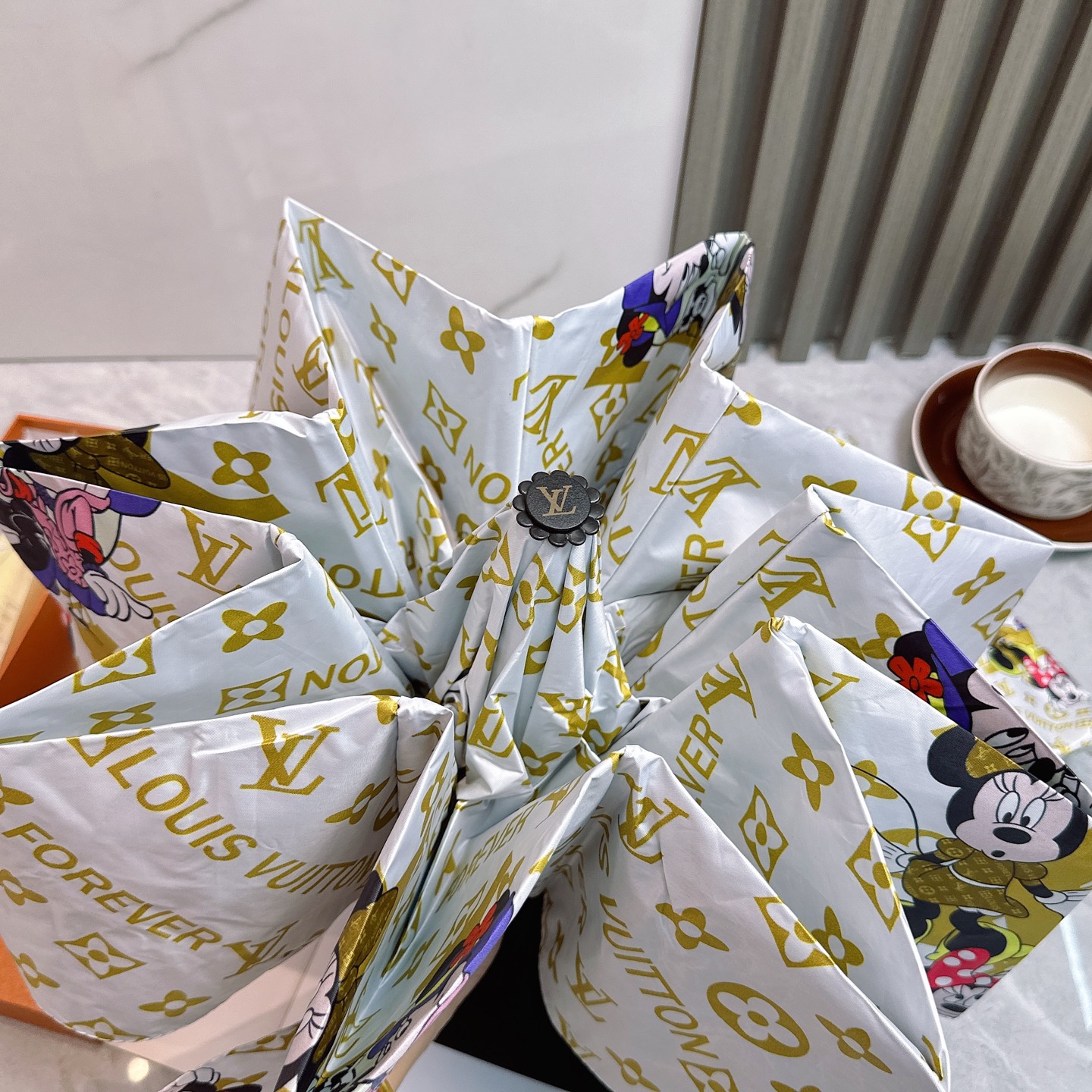 [TOP] Louis Vuitton LV Umbrella - White