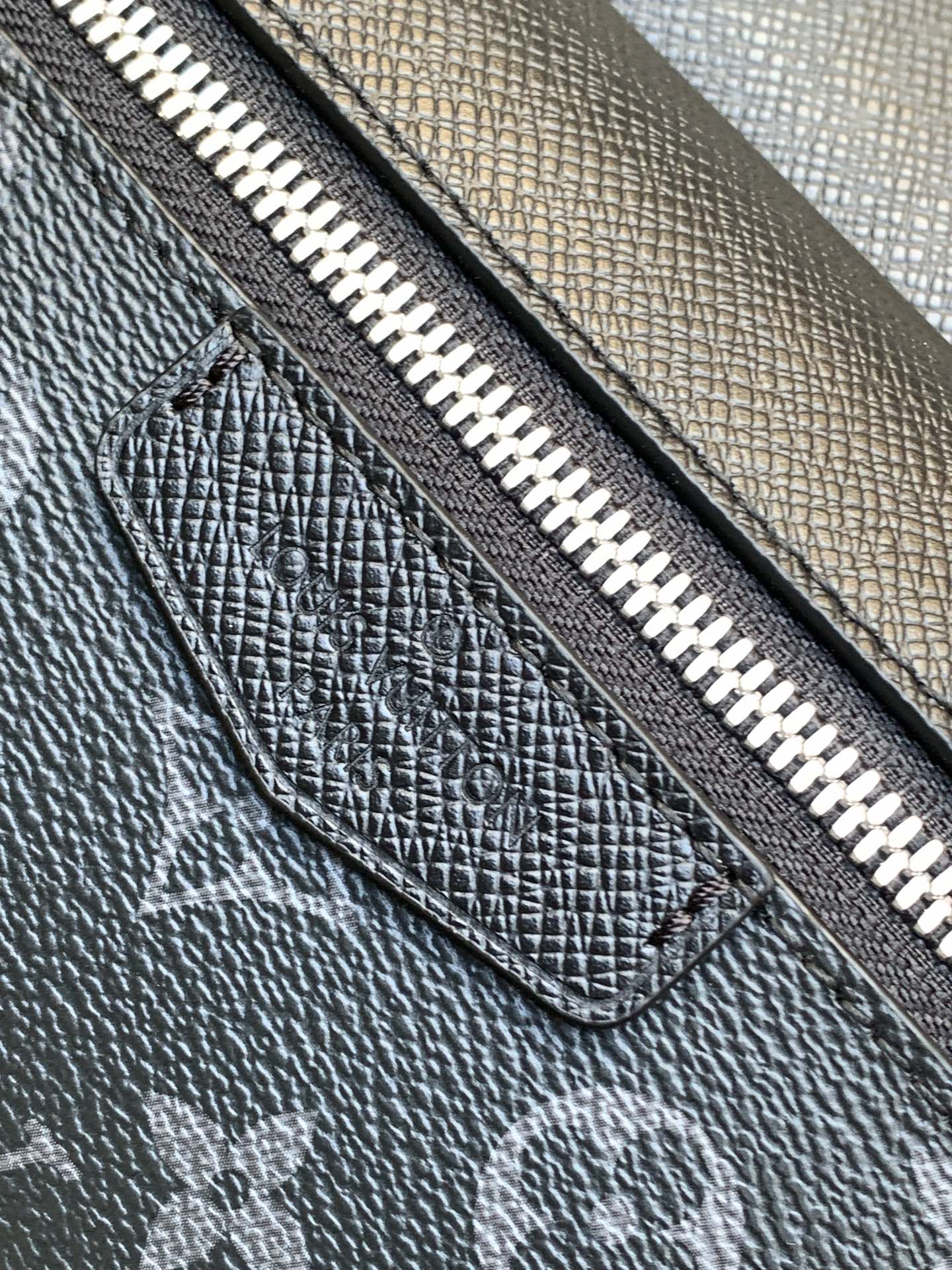 [TOP] Louis Vuitton LV Men's Outdoor Messenger Bag Taïga Leather & Monogram Canvas 29.5x20.0x10.5cm - Black