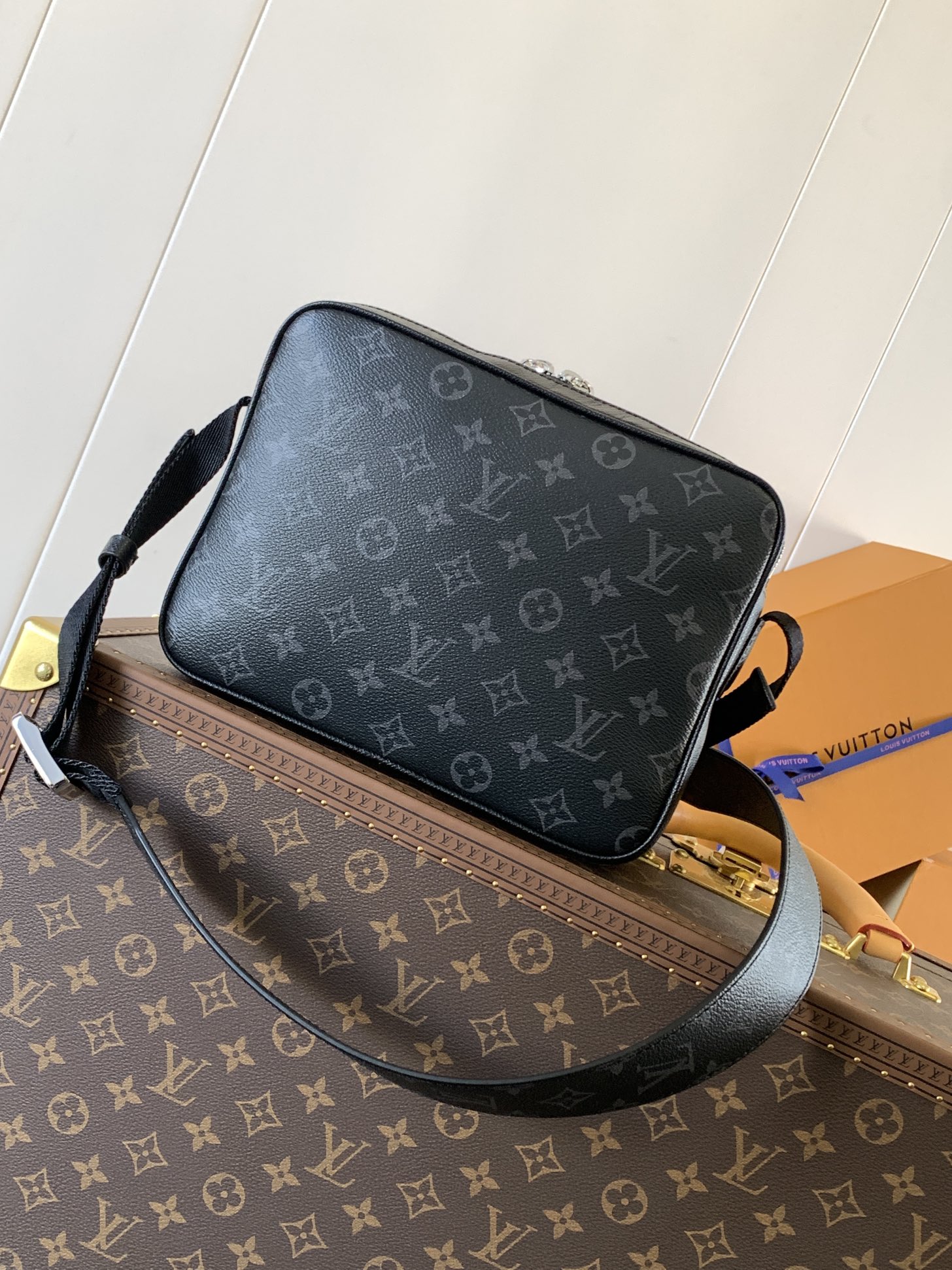 [TOP] Louis Vuitton LV Men's Outdoor Messenger Bag Taïga Leather & Monogram Canvas 29.5x20.0x10.5cm - Black