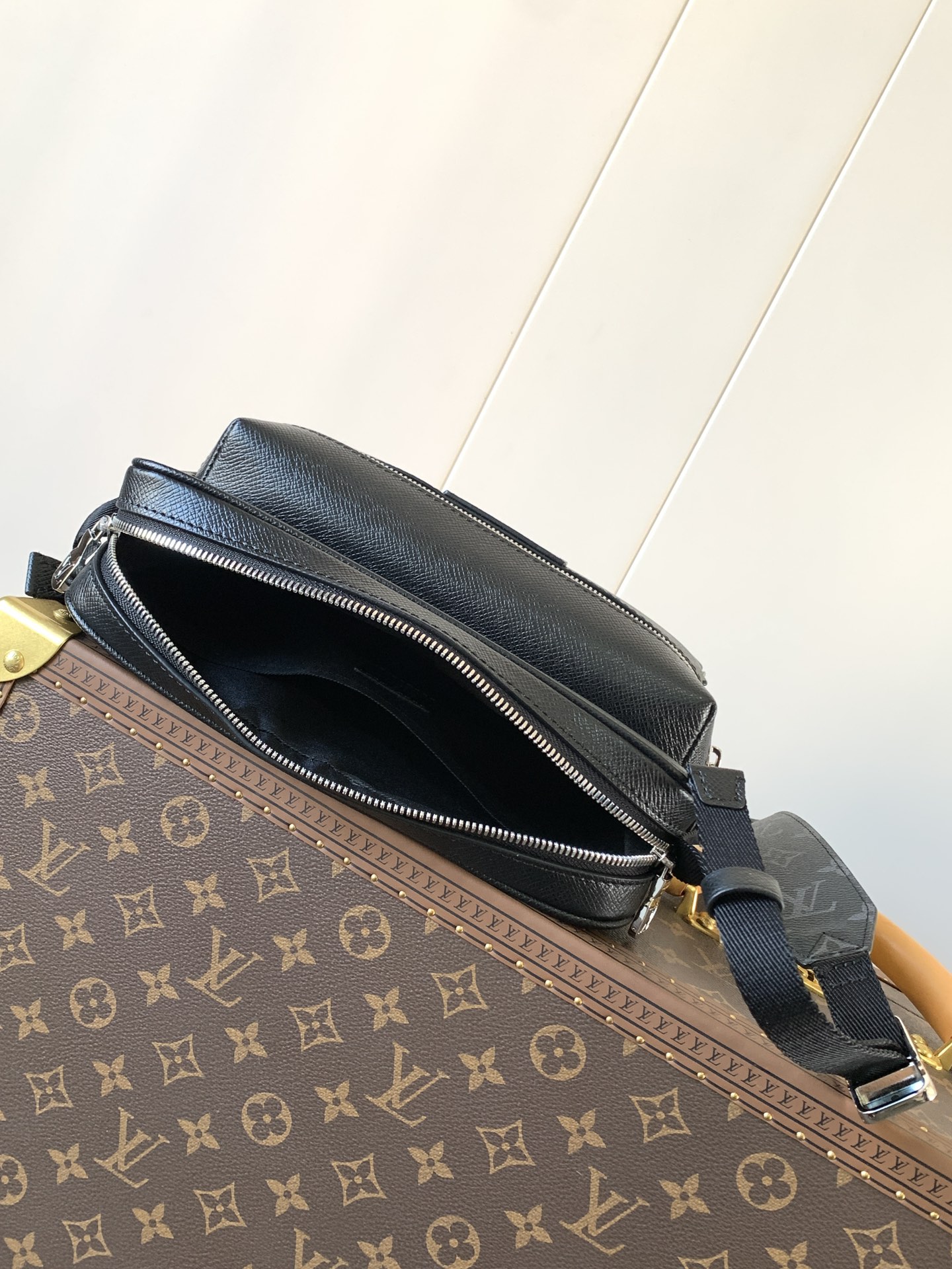 [TOP] Louis Vuitton LV Men's Outdoor Messenger Bag Taïga Leather & Monogram Canvas 29.5x20.0x10.5cm - Black