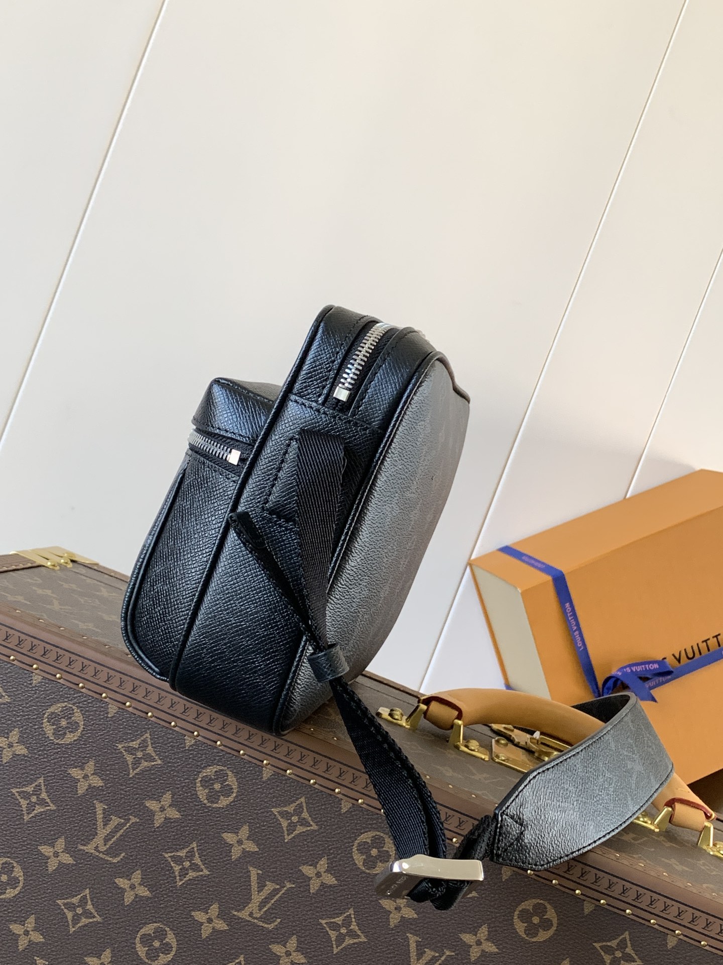 [TOP] Louis Vuitton LV Men's Outdoor Messenger Bag Taïga Leather & Monogram Canvas 29.5x20.0x10.5cm - Black