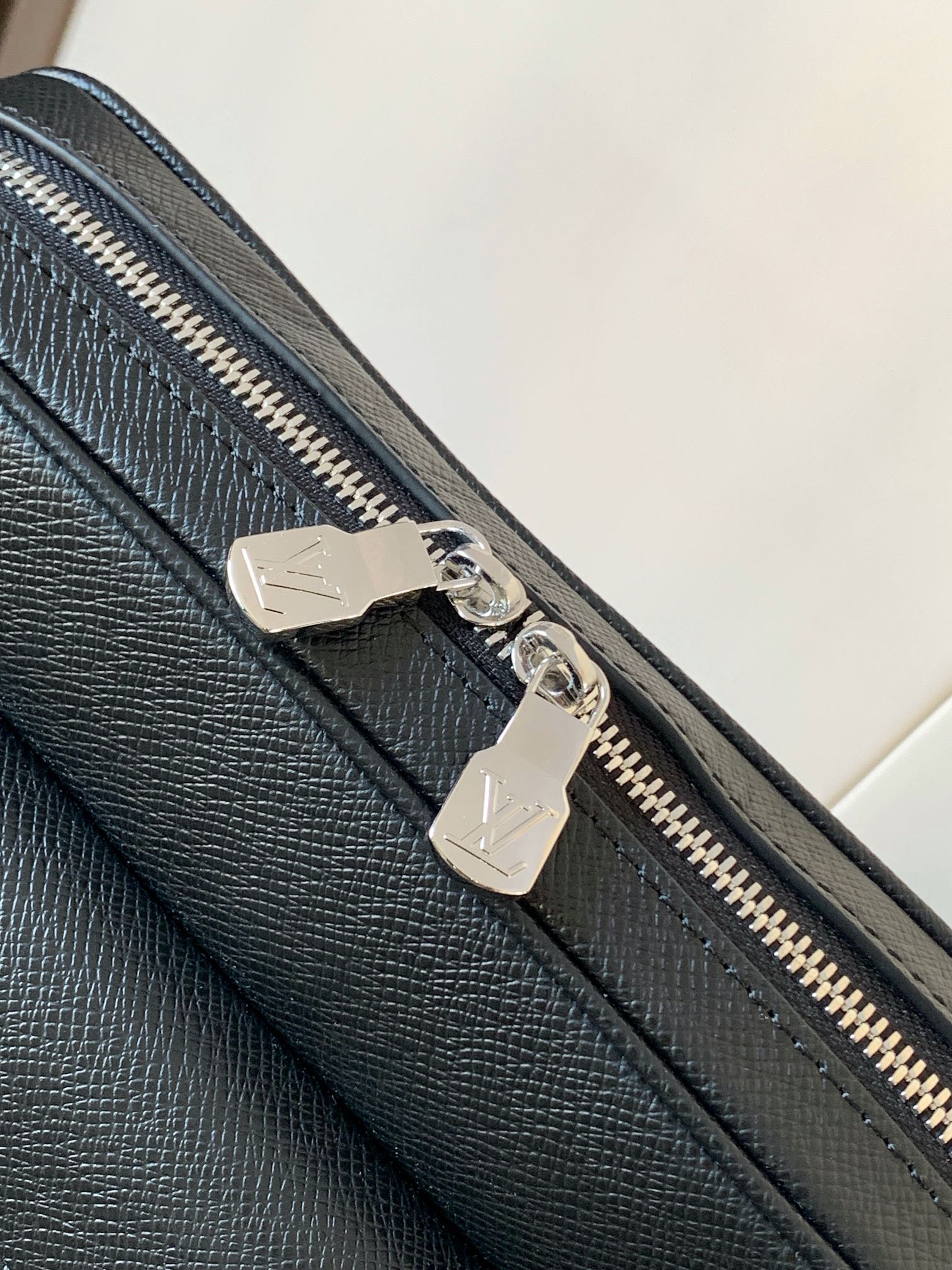 [TOP] Louis Vuitton LV Men's Outdoor Messenger Bag Taïga Leather & Monogram Canvas 29.5x20.0x10.5cm - Black