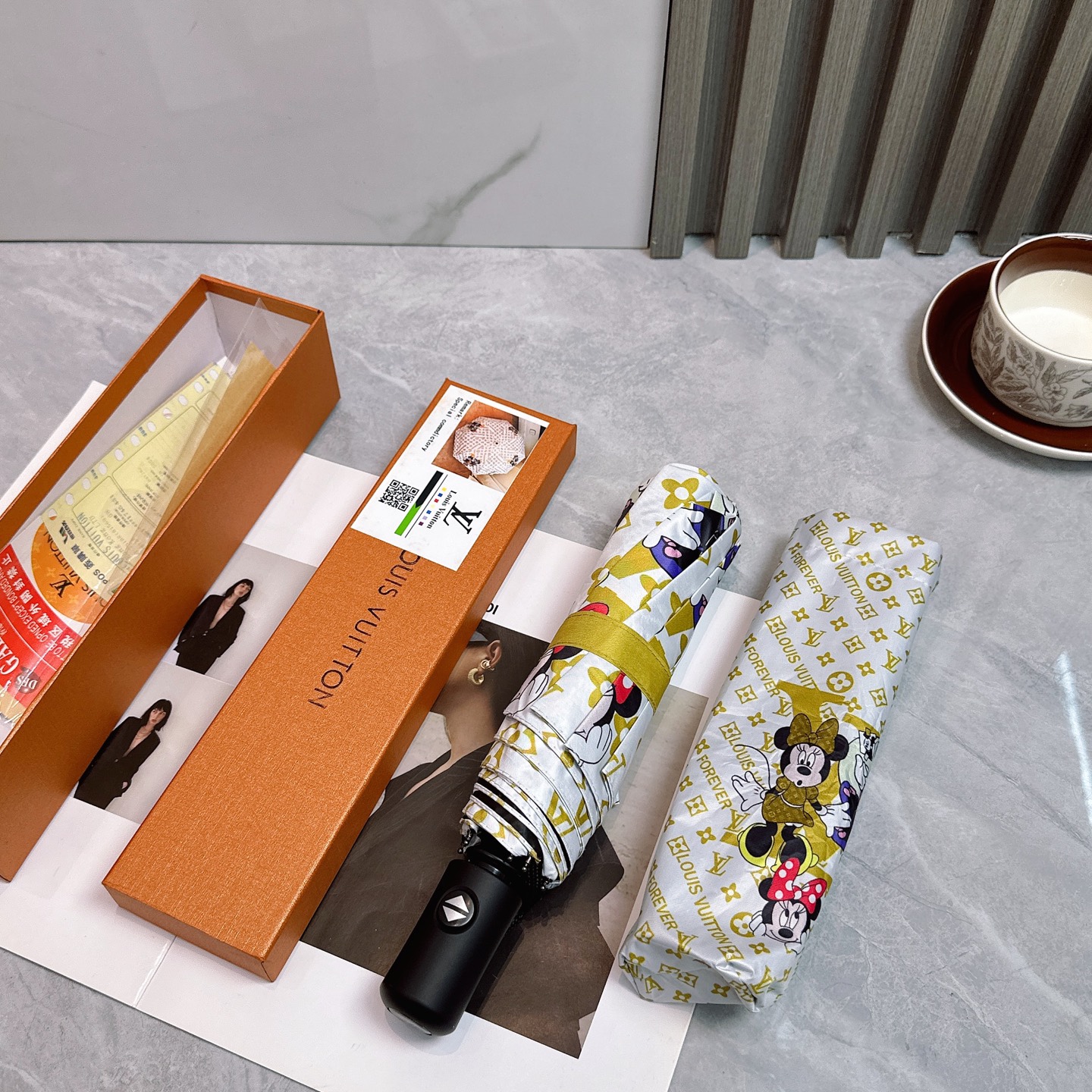 [TOP] Louis Vuitton LV Umbrella - White