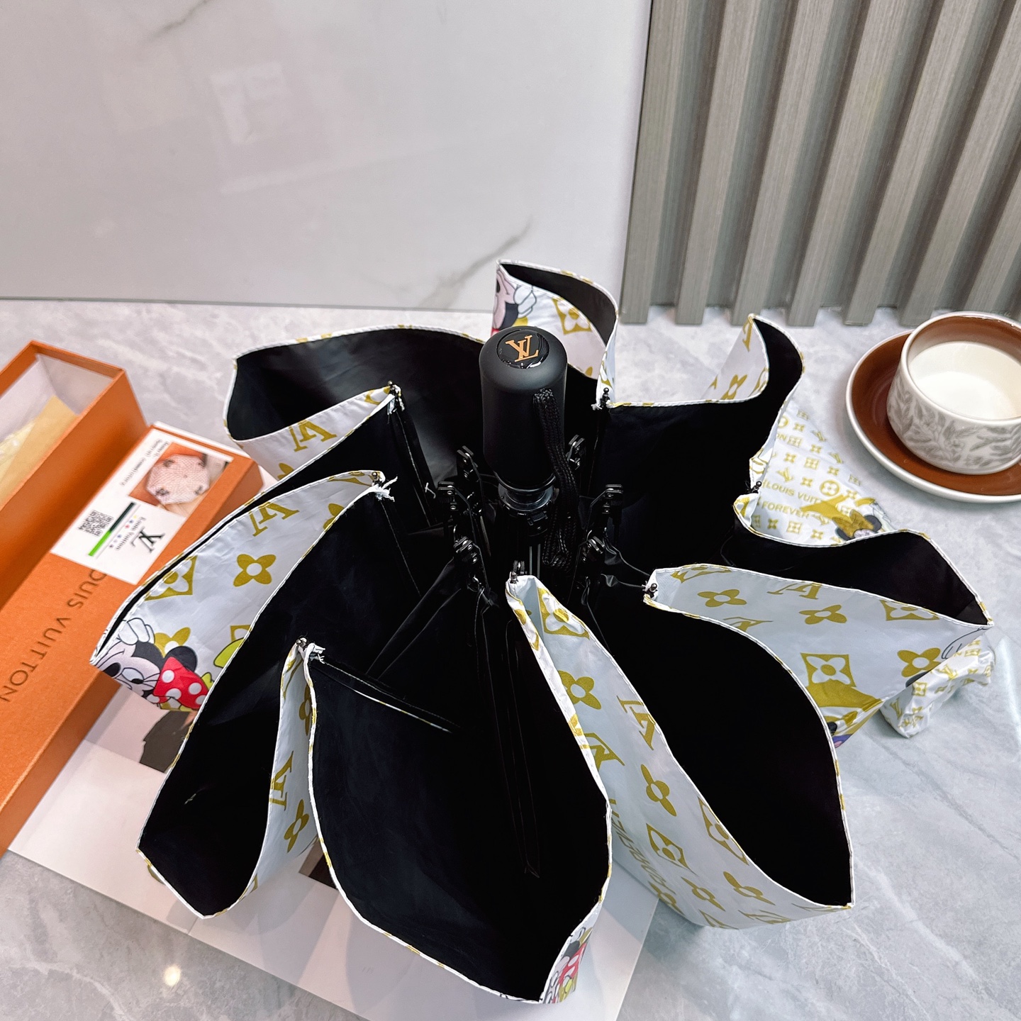 [TOP] Louis Vuitton LV Umbrella - White