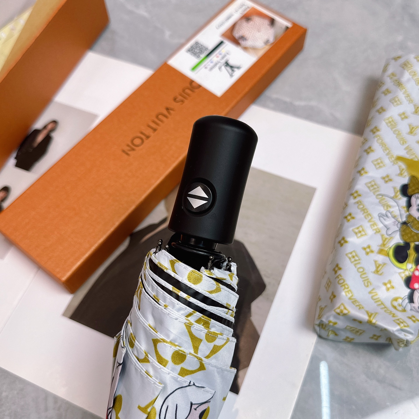 [TOP] Louis Vuitton LV Umbrella - White