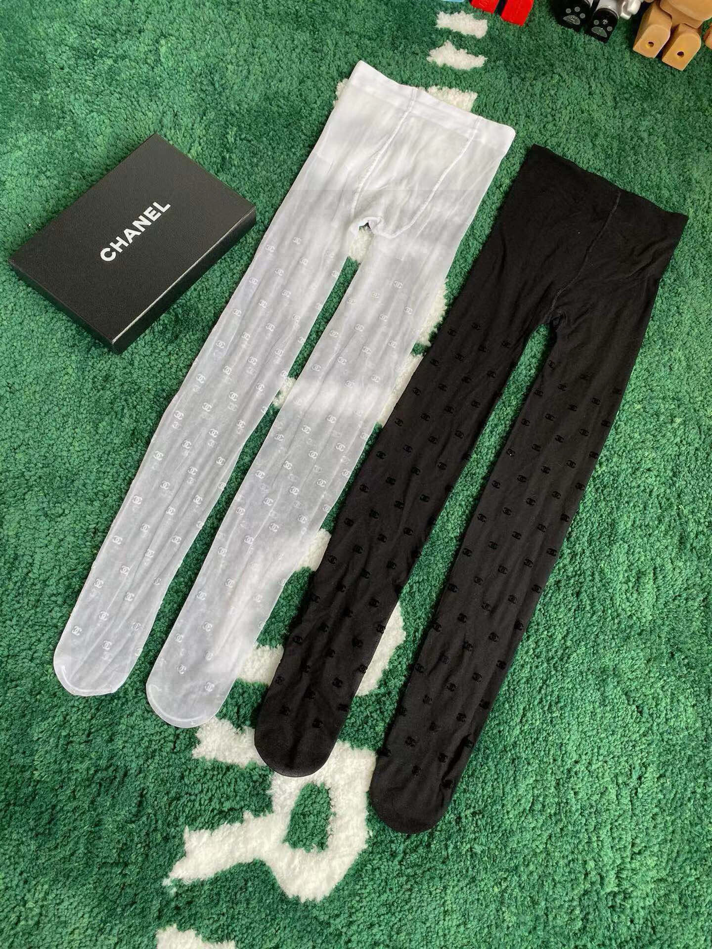 [TOP] BALENCIAGA Letter Flocked Stockings - White/Black