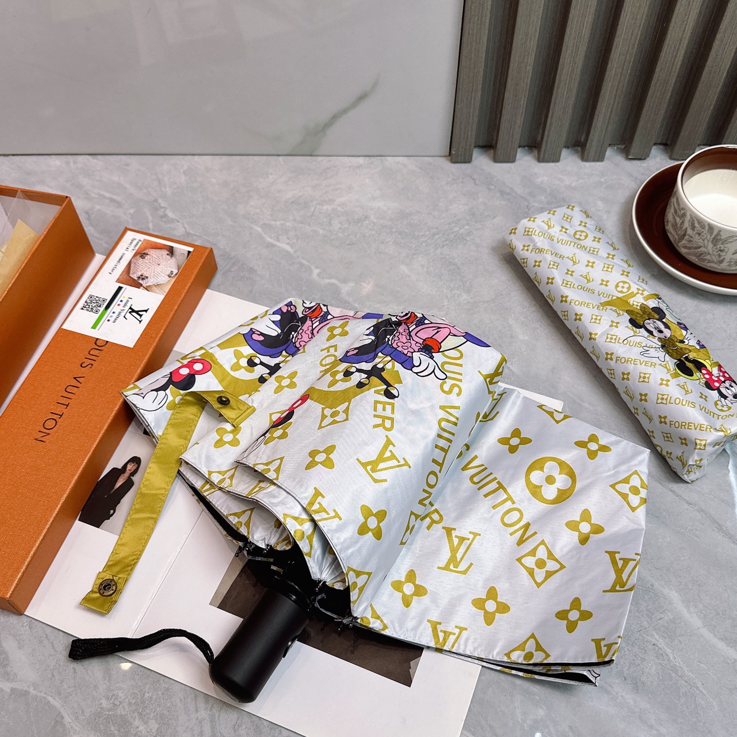 [TOP] Louis Vuitton LV Umbrella - White