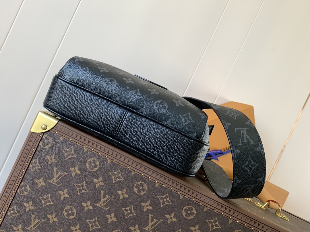 [TOP] Louis Vuitton LV Men's Outdoor Messenger Bag Taïga Leather & Monogram Canvas 29.5x20.0x10.5cm - Black