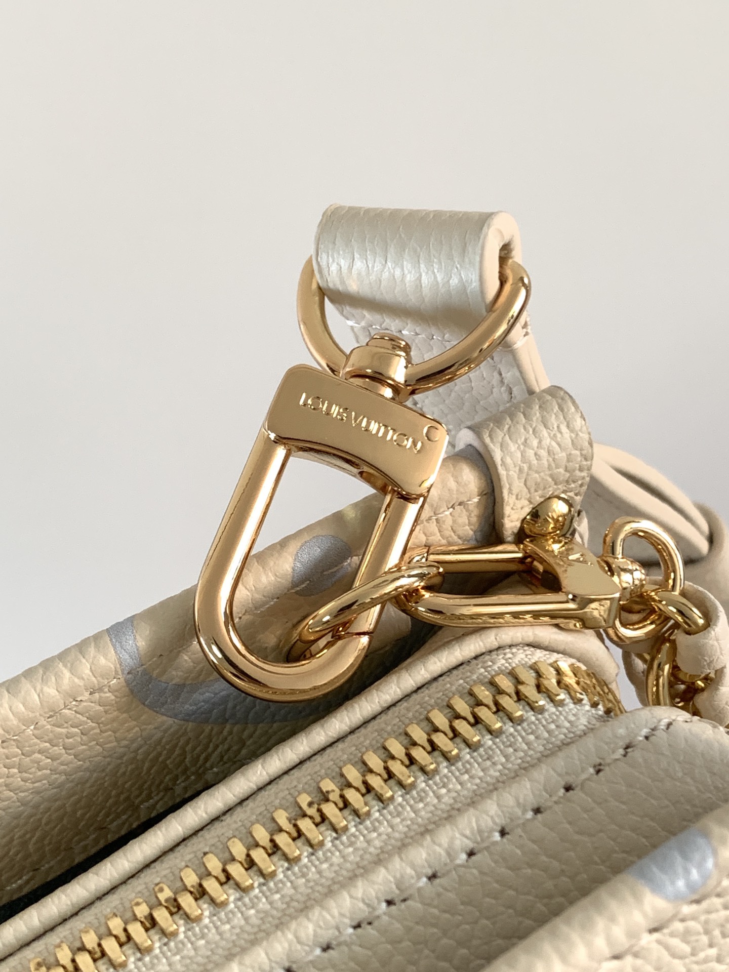 [TOP] Louis Vuitton LV On The Go East West Bag Cow Leather 25x13x10 cm- White and Blue