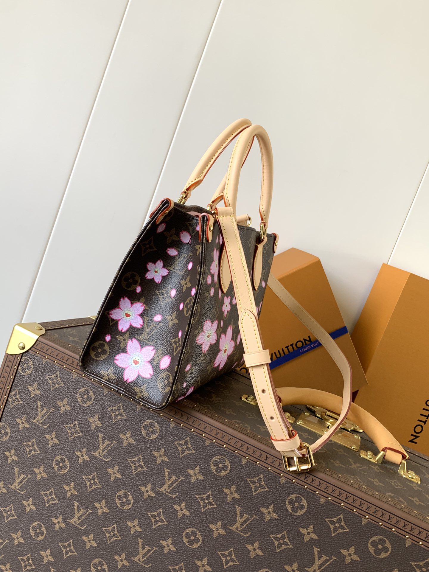 [TOP] Louis Vuitton LV On The Go Bag with Cherry Blossom Pattern 25x19x11.5cm - Brown