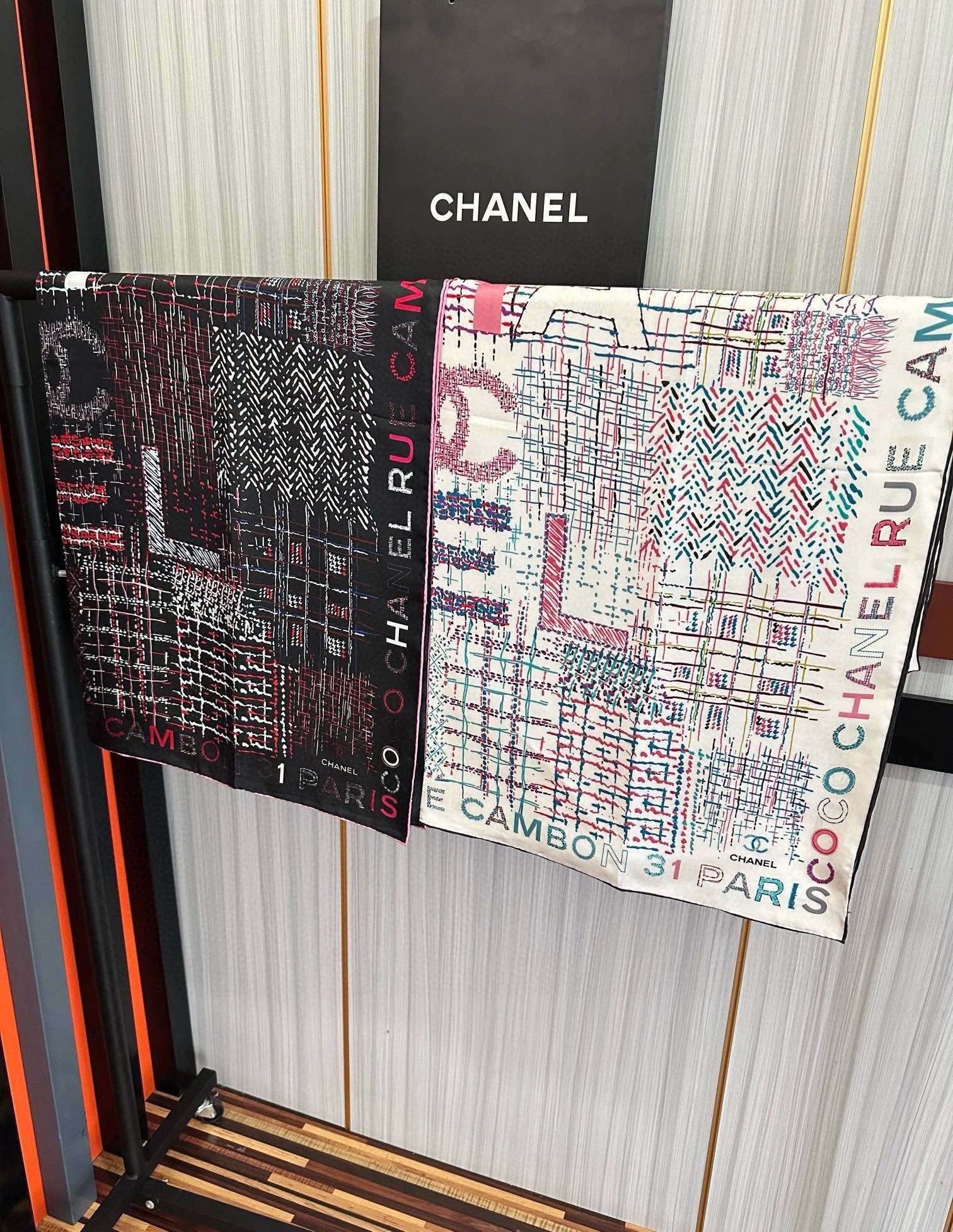 [TOP] CHANEL Silk Scarf 90 x 90 cm - 2 Colors