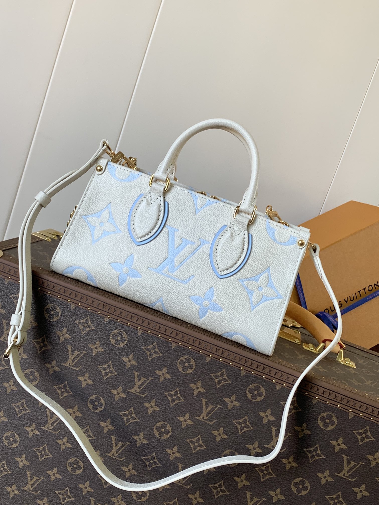 [TOP] Louis Vuitton LV On The Go East West Bag Cow Leather 25x13x10 cm- White and Blue