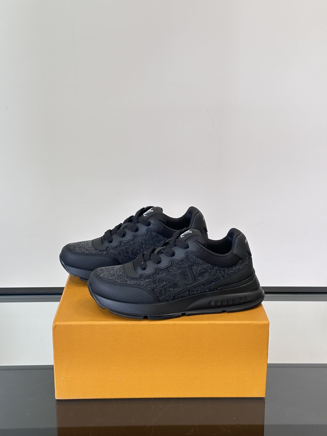 [TOP] Louis Vuitton LV Men's Sneakers Cow Leather - Black