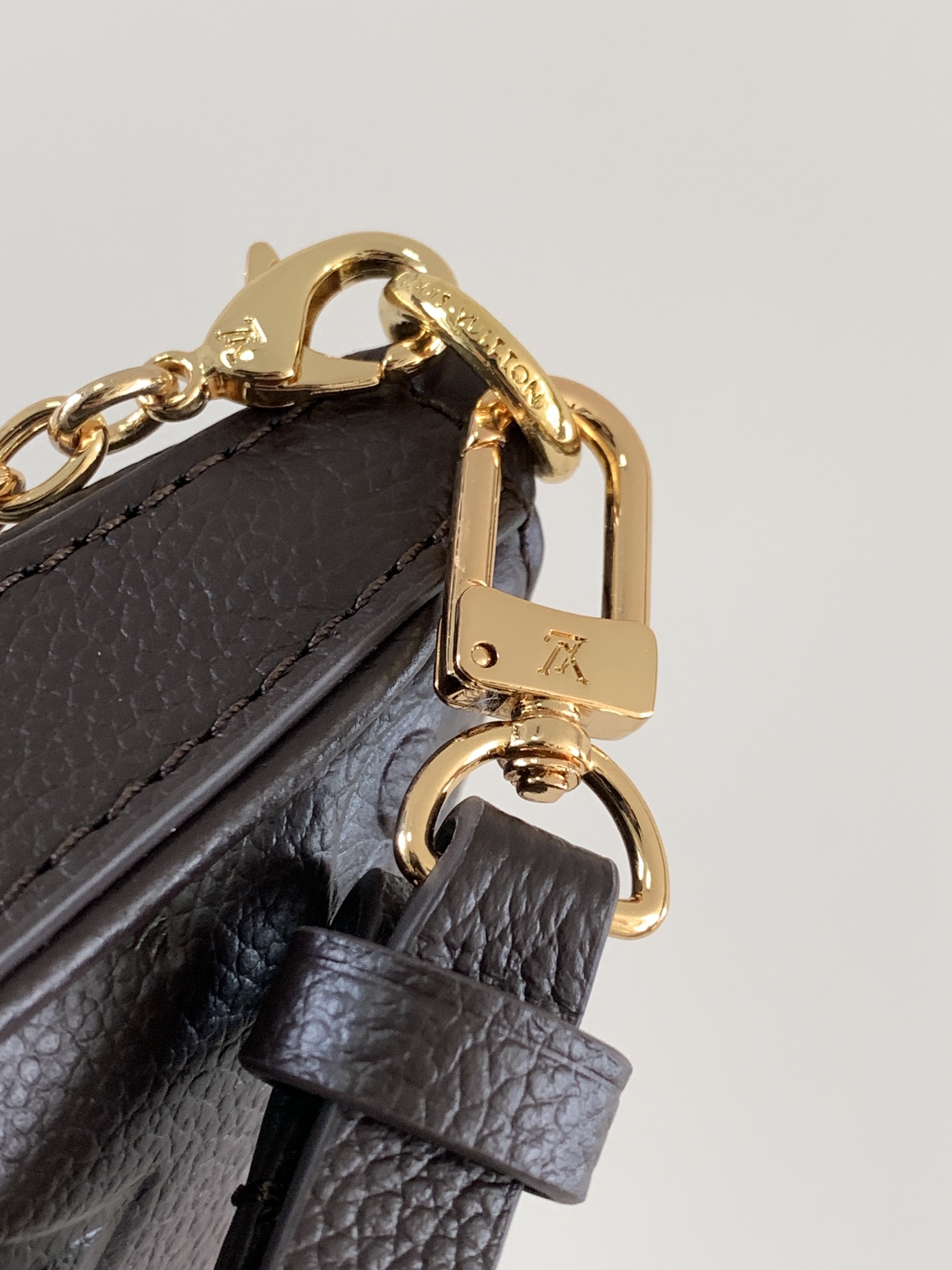 [TOP] Louis Vuitton LV Easy Pouch Bag Monogram Empreinte Leather 19.0 x 11.5 x 3.0 cm - Chocolate