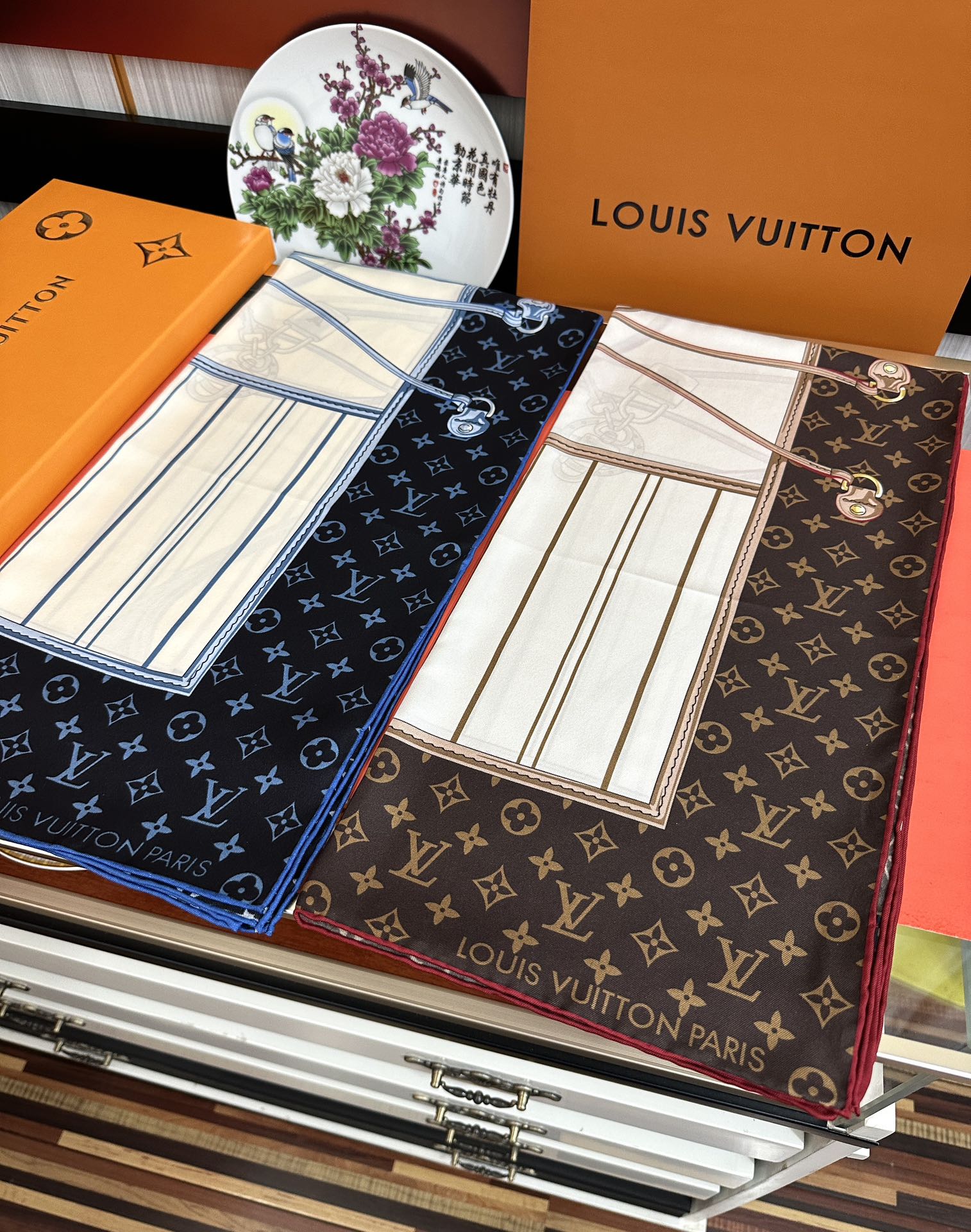 [TOP] Louis Vuitton LV Silk Square Scarf 90 x 90 cm - 2 Colors
