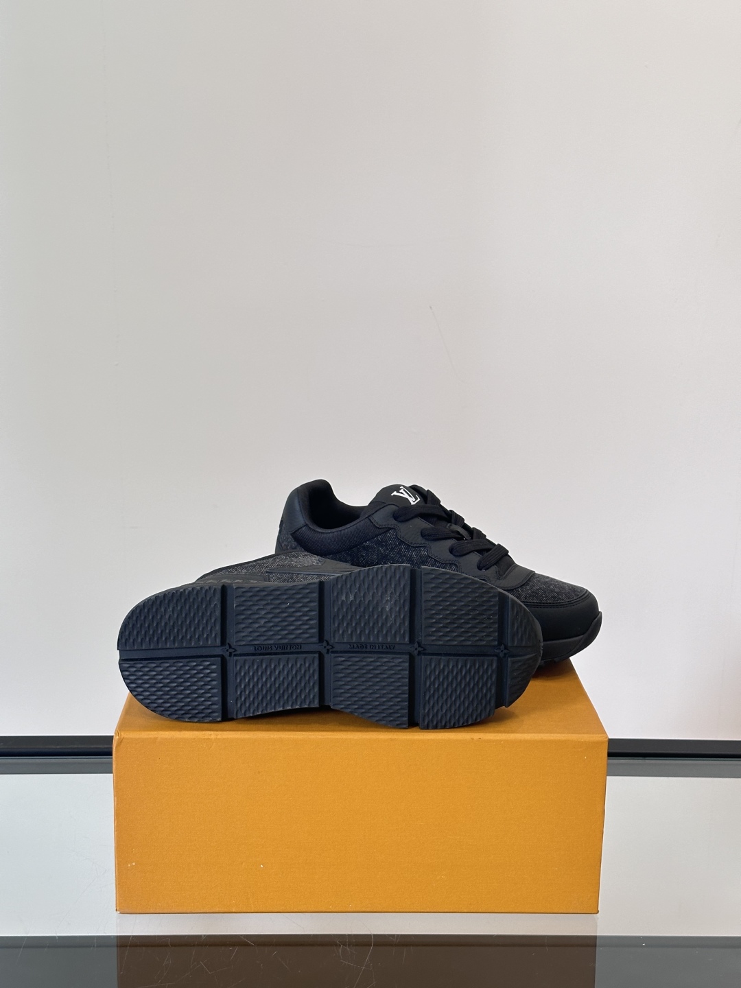 [TOP] Louis Vuitton LV Men's Sneakers Cow Leather - Black