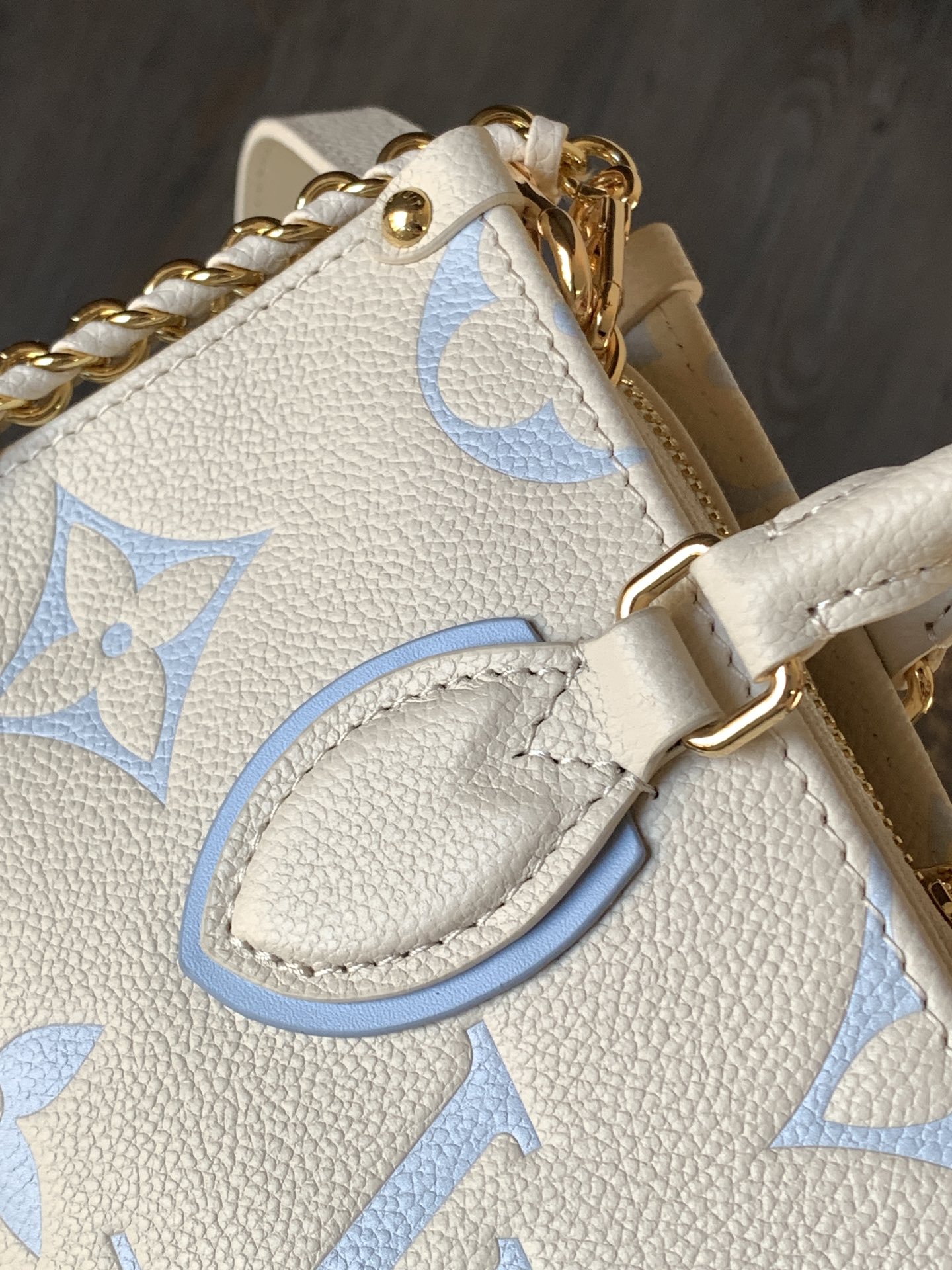 [TOP] Louis Vuitton LV On The Go East West Bag Cow Leather 25x13x10 cm- White and Blue