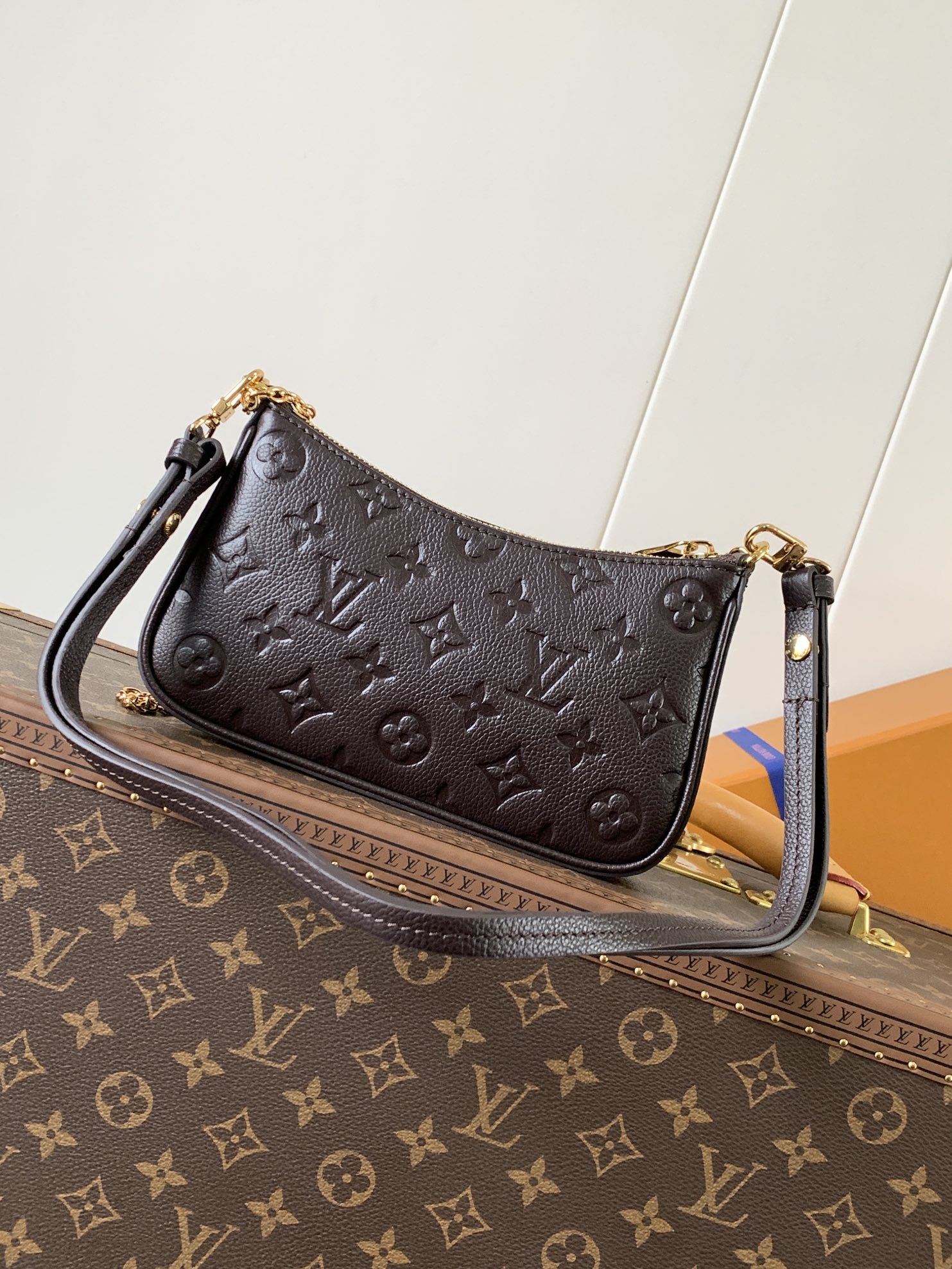 [TOP] Louis Vuitton LV Easy Pouch Bag Monogram Empreinte Leather 19.0 x 11.5 x 3.0 cm - Chocolate