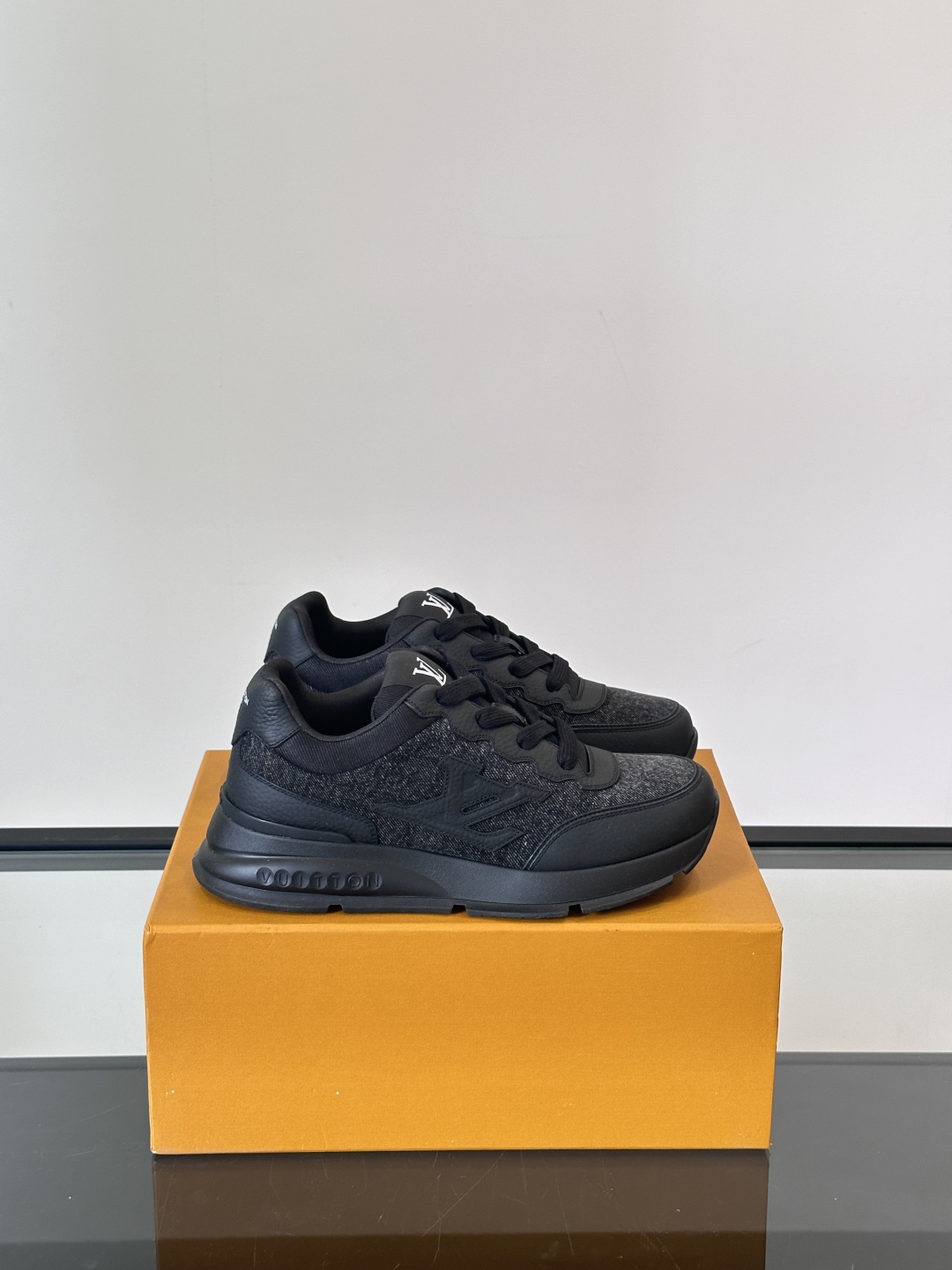 [TOP] Louis Vuitton LV Men's Sneakers Cow Leather - Black