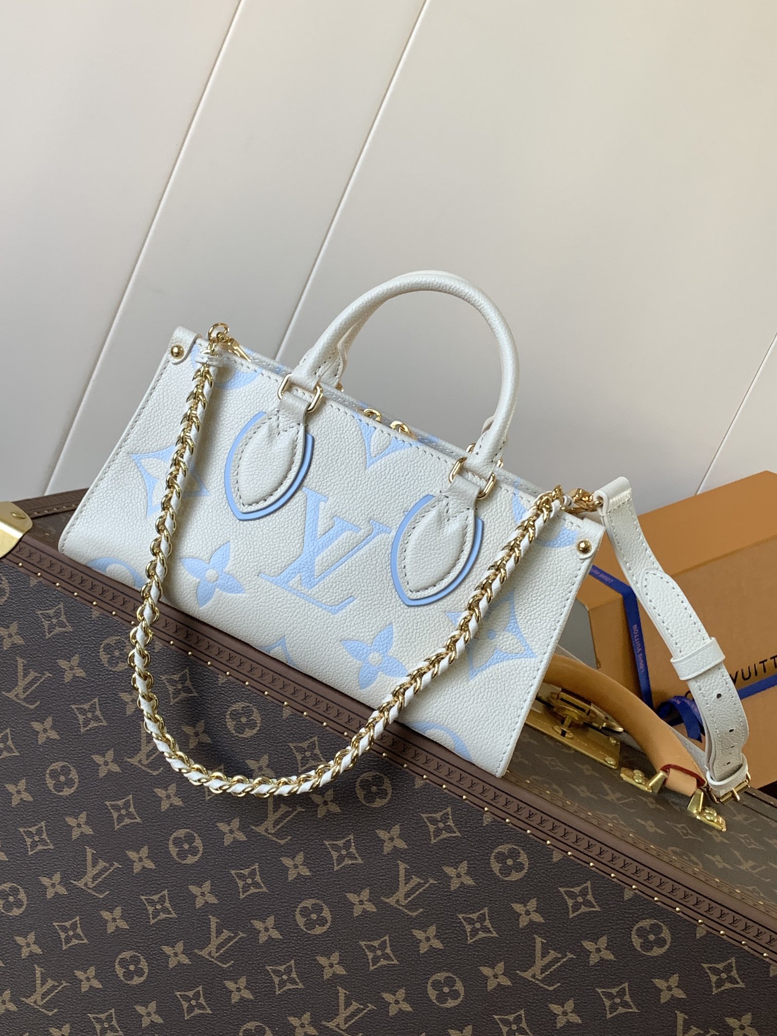 [TOP] Louis Vuitton LV On The Go East West Bag Cow Leather 25x13x10 cm- White and Blue