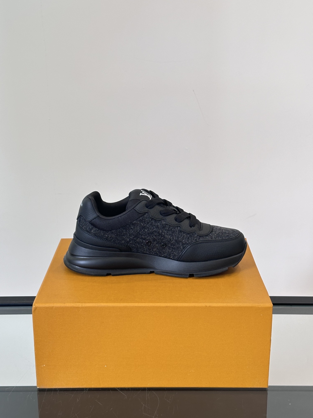 [TOP] Louis Vuitton LV Men's Sneakers Cow Leather - Black