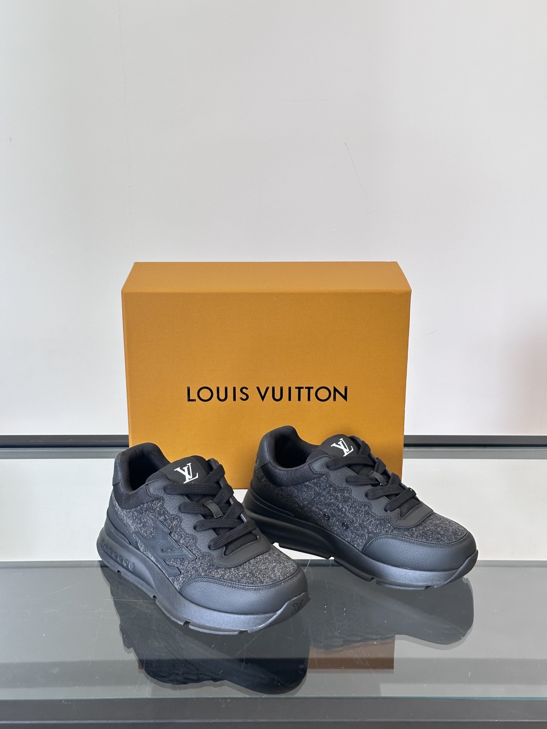 [TOP] Louis Vuitton LV Men's Sneakers Cow Leather - Black
