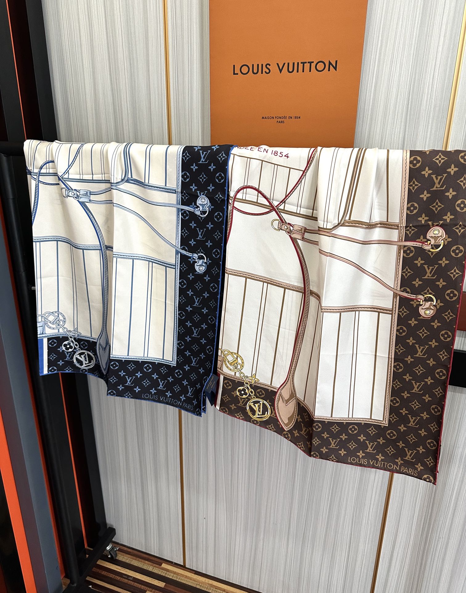 [TOP] Louis Vuitton LV Silk Square Scarf 90 x 90 cm - 2 Colors