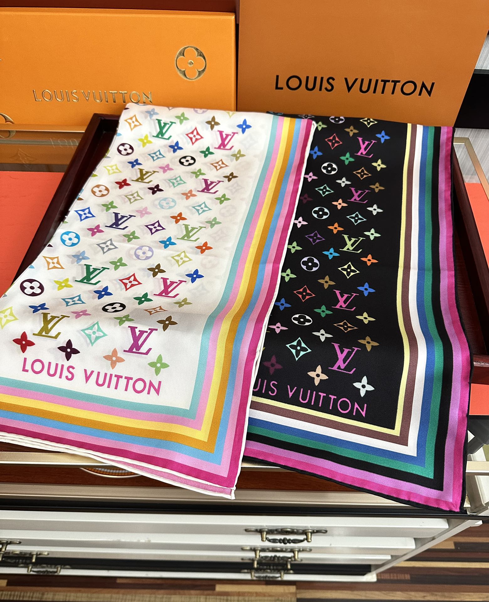 [TOP] Louis Vuitton LV Silk Square Scarf 90 x 90 cm - 2 Colors