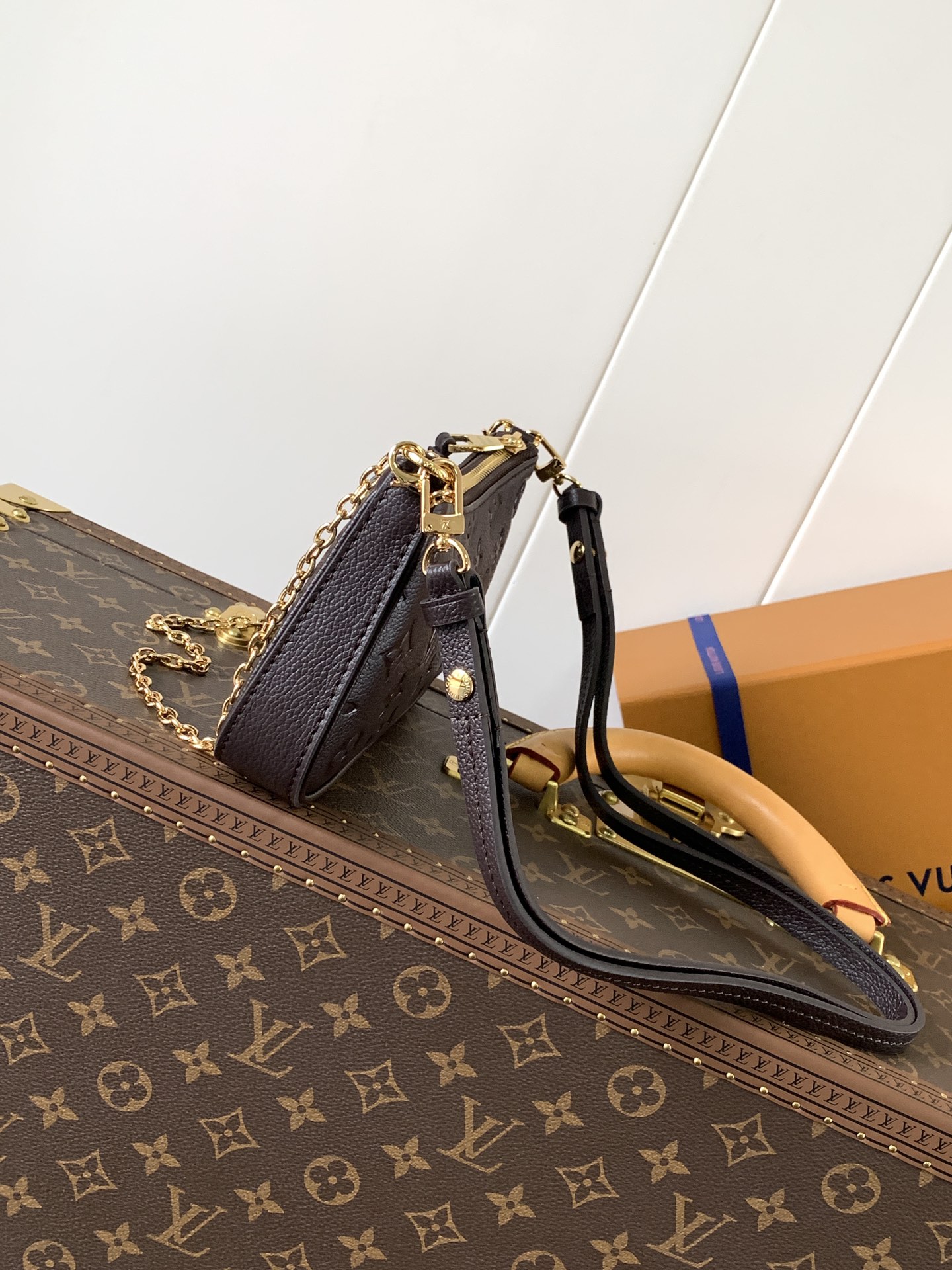 [TOP] Louis Vuitton LV Easy Pouch Bag Monogram Empreinte Leather 19.0 x 11.5 x 3.0 cm - Chocolate