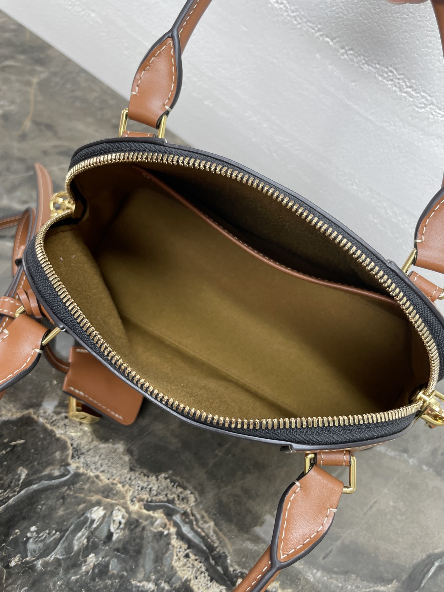 [TOP] CELINE Shell Bag 25×17x10 cm - Brown