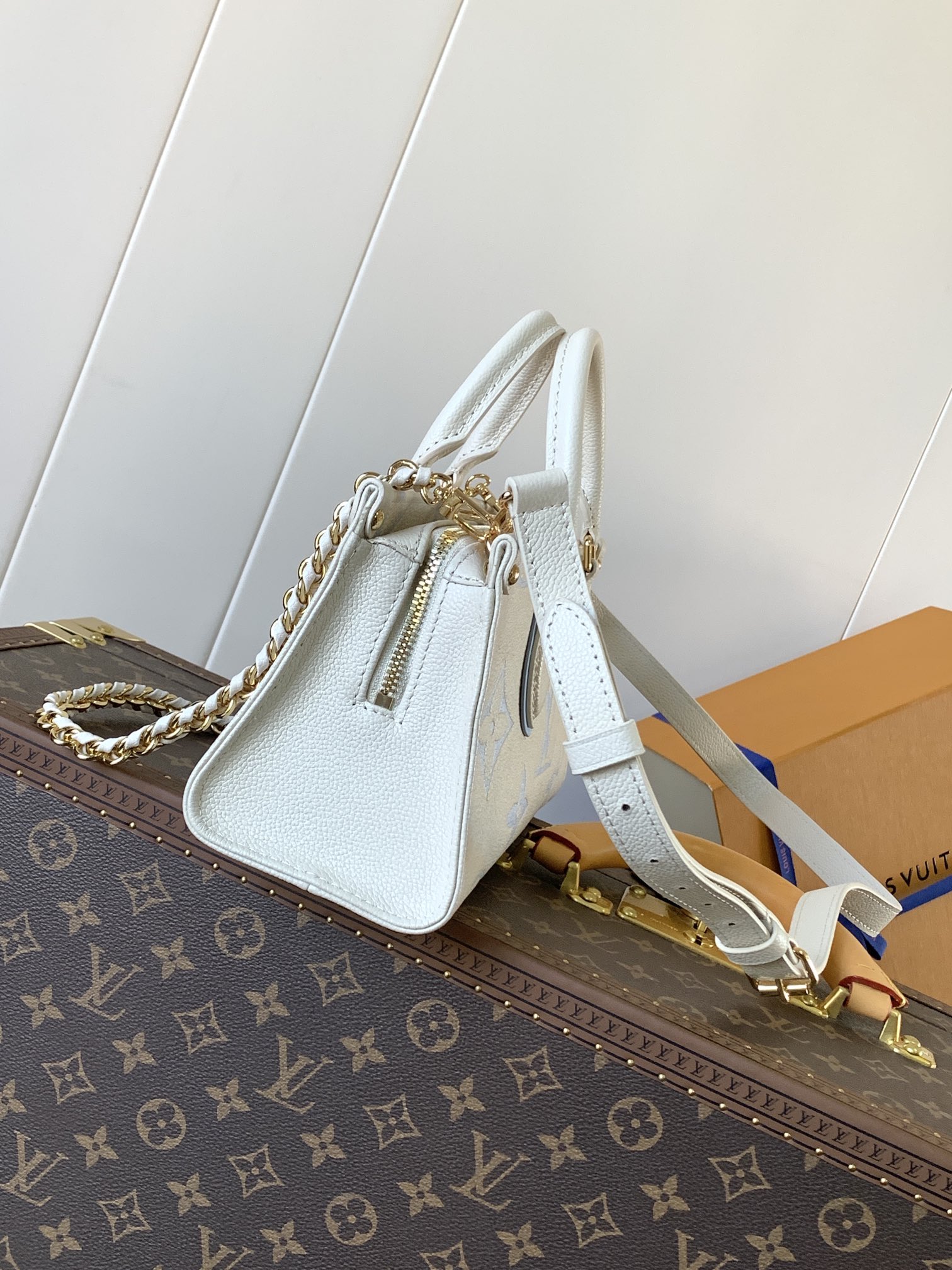 [TOP] Louis Vuitton LV On The Go East West Bag Cow Leather 25x13x10 cm- White and Blue