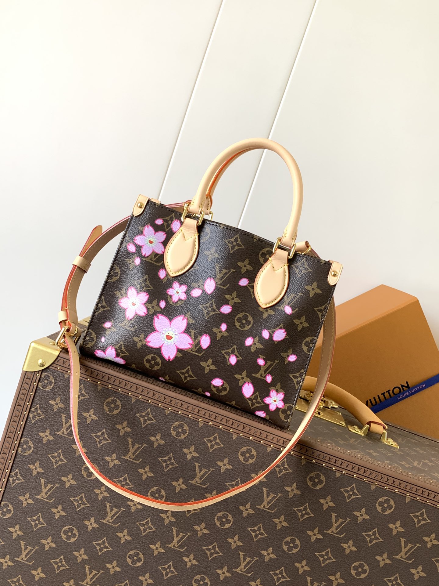 [TOP] Louis Vuitton LV On The Go Bag with Cherry Blossom Pattern 25x19x11.5cm - Brown